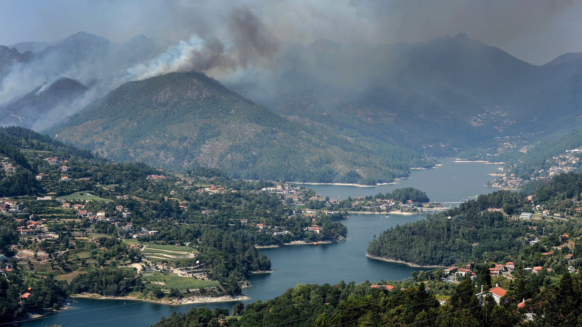 Mais de 100 operacionais, apoiados por dez meios aéreos, combatem um incêndio em Terras do Bouro, distrito de Braga, Parque natural da Peneda Geres..21 agosto 2017.HUGO DELGADO/LUSA