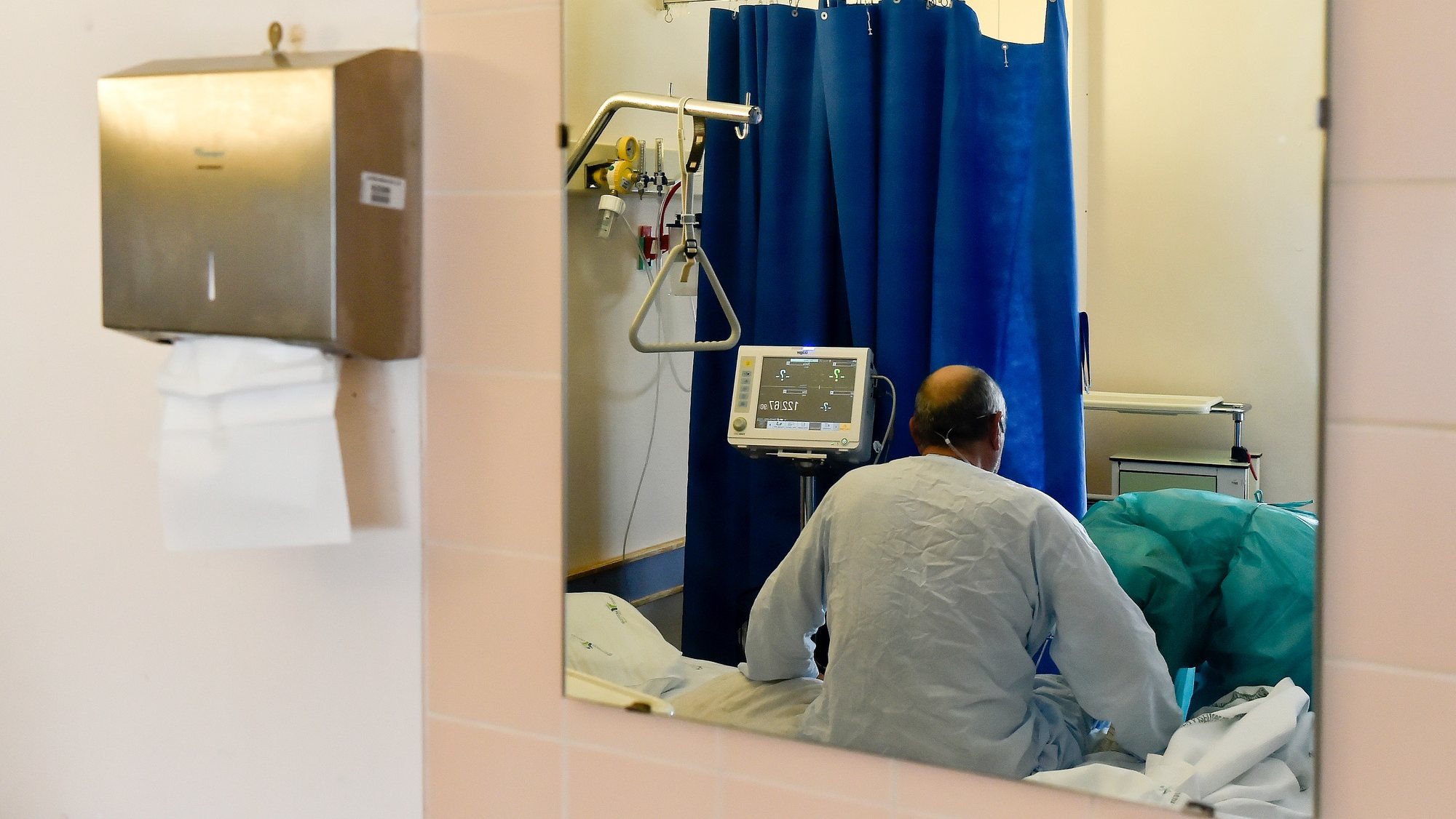 Um doente infetado com coronavírus (covid-19) na enfermaria do piso 7 do Centro Hospitalar Tondela Viseu (CHTV) , dedicado ao tratamento de doentes com covid-19, em Viseu, 09 de março de 2021. (ACOMPANHA TEXTO DA LUSA DO DIA 10 DE MARÇO DE 2021). NUNO ANDRÉ FERREIRA/LUSA