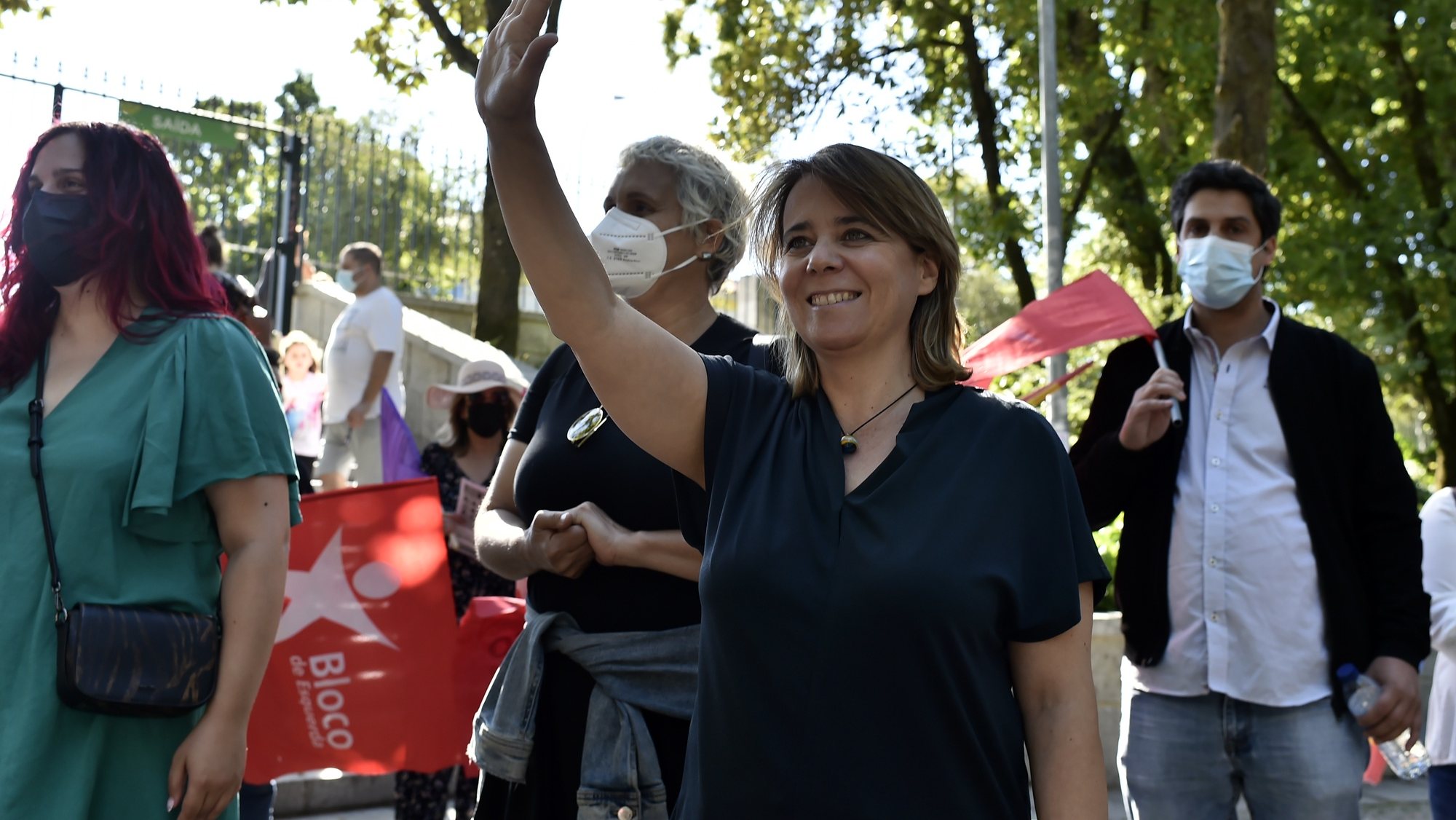 A coordenadora do Bloco de Esquerda (BE), Catarina Martins (2-E), esta tarde durante uma arruada em Viseu, no âmbito da campanha eleitoral para a eleições autárquicas 2021, em Viseu, 21 de setembro de 2021. NUNO ANDRÉ FERREIRA/LUSA