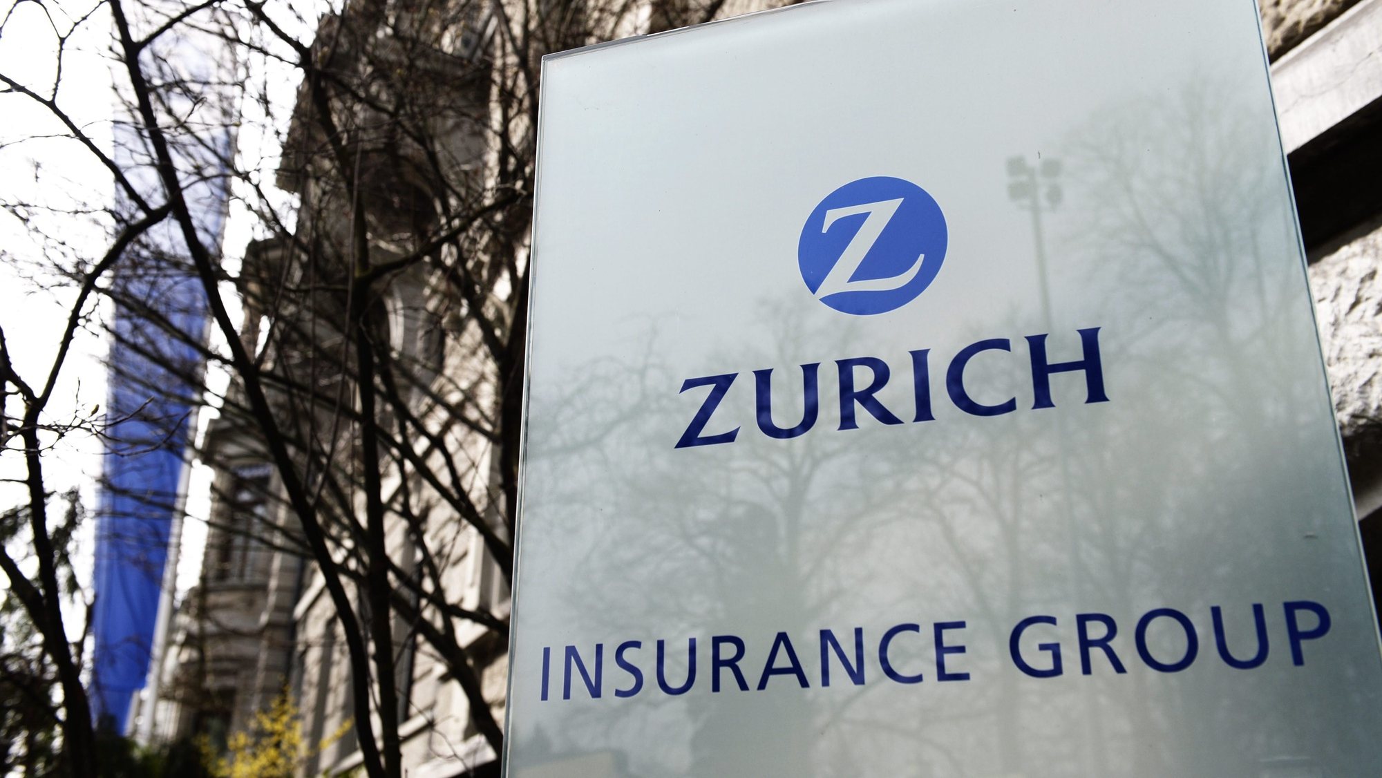 epa04120105 The Logo of Zurich Insurance Group, pictured 11 March 2014 in Zurich, Switzerland. The Swiss Insurance company Zurich today announced plans to cut about 800 jobs globally by the end of 2015.  EPA/STEFFEN SCHMIDT