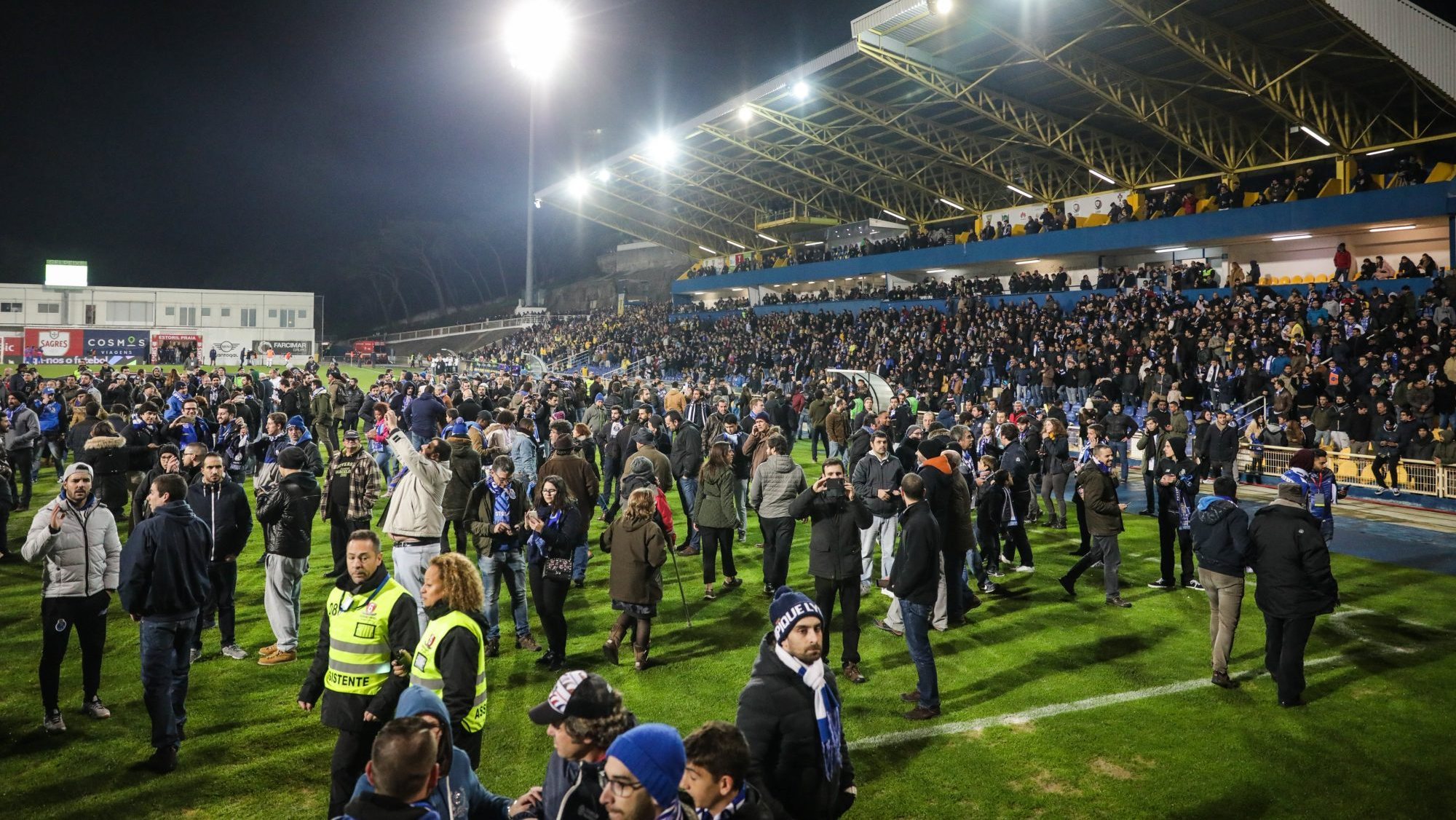 Último encontro na Amoreira para o Campeonato entre Estoril e FC Porto teve de ser interrompido por questões de segurança devido ao risco detetado numa bancada