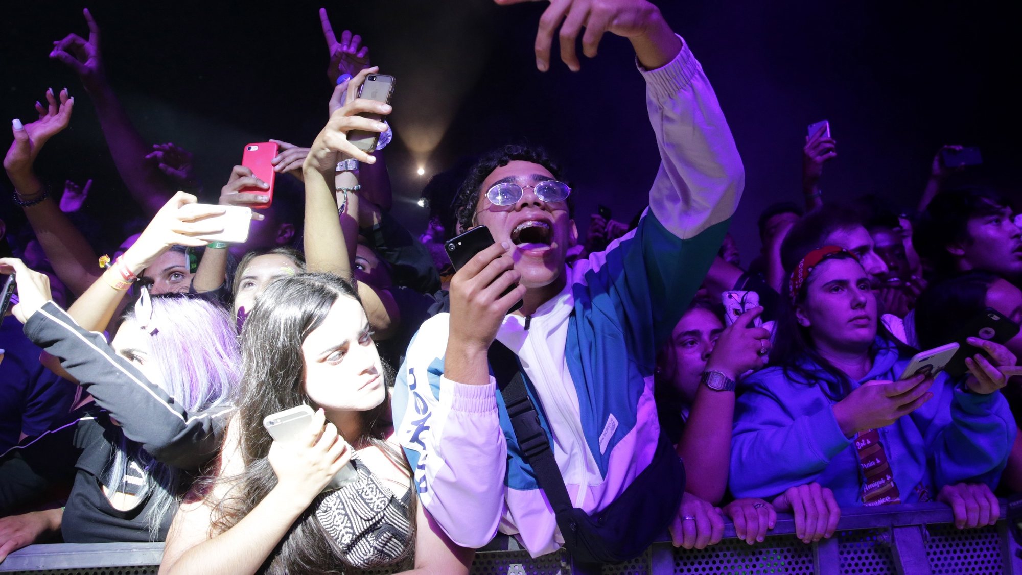 epa07730322 Festival goers singing on US hip hop group Migos performace on the third and last day of the 25th Super Bock Super Rock Festival in Meco, Sesimbra, Portugal, 20 July 2019.  EPA/TIAGO PETINGA