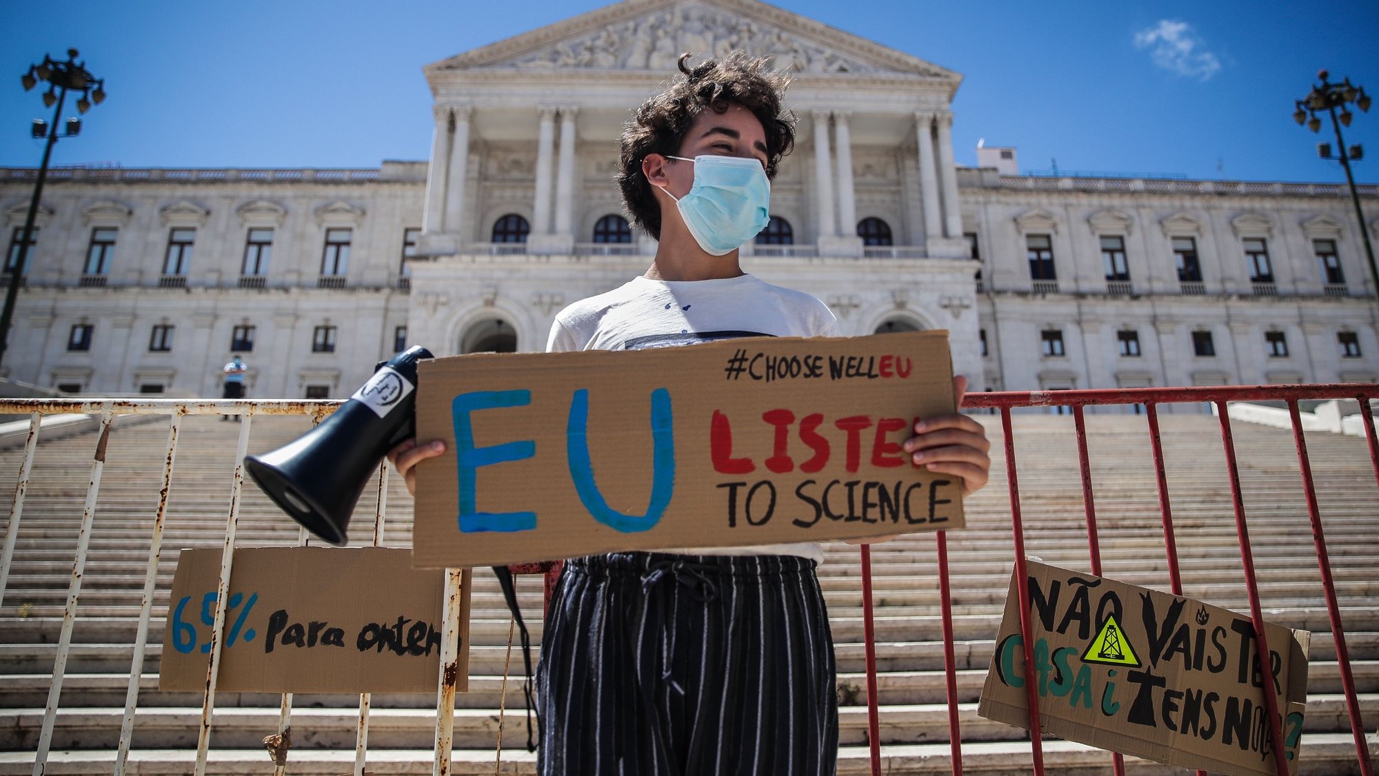 Corrente humana da Greve Climática Estudantil para exigir que a União Europeia atinja o objetivo de uma redução de 65% das emissões até 2030, frente à Assembleia da República, em Lisboa, 16 de junho de 2020. MÁRIO CRUZ/LUSA