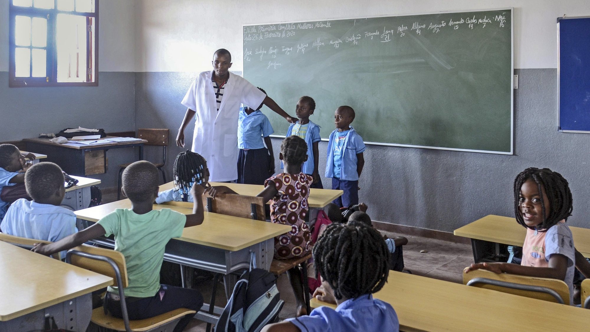 Interior de uma sala de aulas da Escola Primária Completa 12 de outubro da cidade da Beira, Moçambique, 26 de fevereiro de 2020. A Escola Primária Completa 12 de outubro da cidade da Beira é uma das que tem mais alunos na capital provincial, cerca de 4.000, e foi também uma das mais destruídas pelo ciclone Idai. (ACOMPANHA TEXTO DO DIA 10 DE MARÇO DE 2020). ANTÓNIO SILVA/LUSA