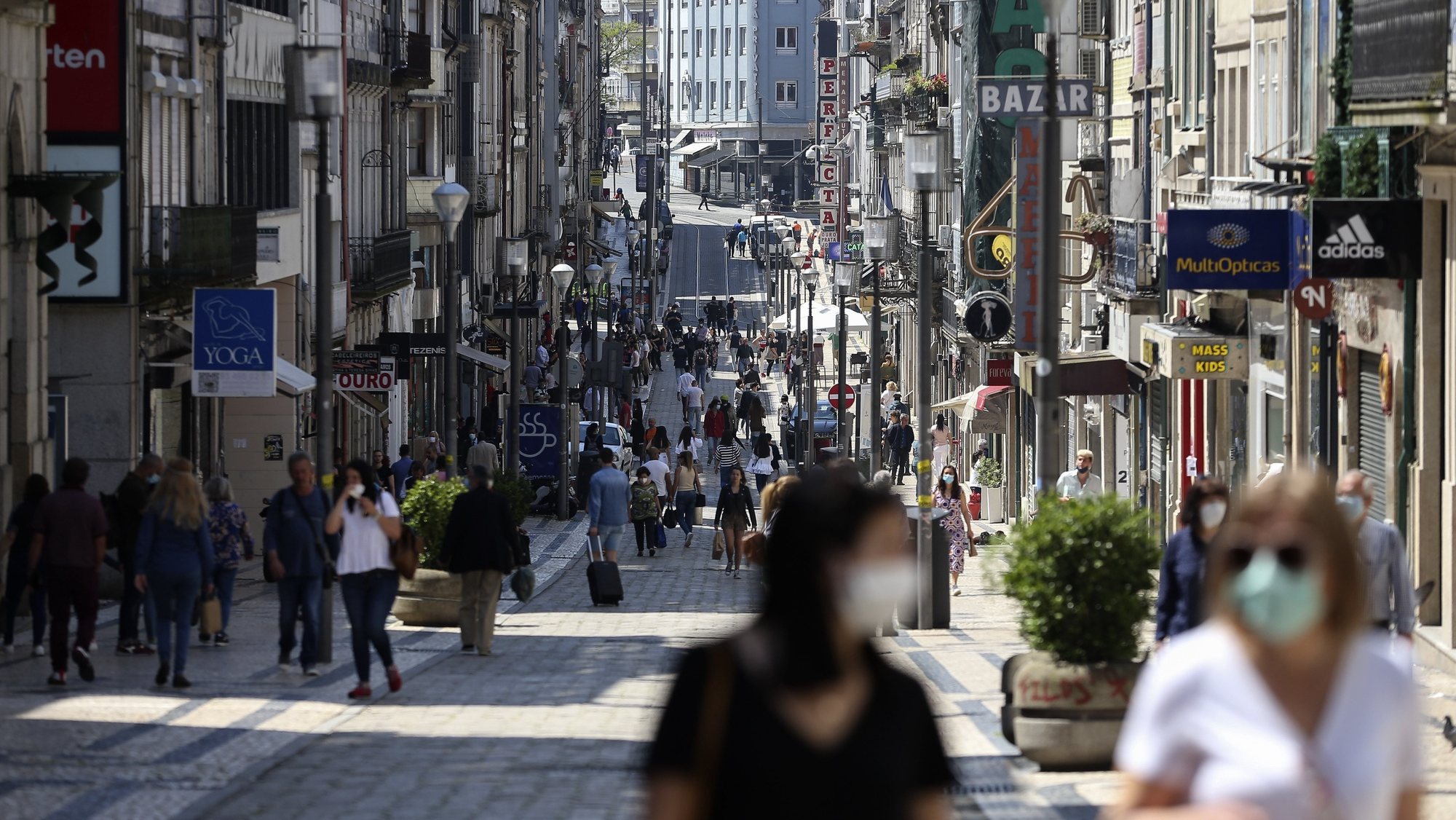 General view of a shopping street on the first day after relief from emergency measures due to covid-19, in Porto, Portugal, 18 May 2020. On 15th May, the government approved new measures that come into force on Monday, including the resumption of visits to users of old people&#039;s homes, the reopening of kindergarten, face-to-face classes for the 11th and 12th grade and the reopening of some street shops, cafes, restaurants, museums, monuments, and palaces. The return of the community religious ceremonies is planned for May 30 and the opening of the beaches for 6th June. JOSE COLEHO/LUSA