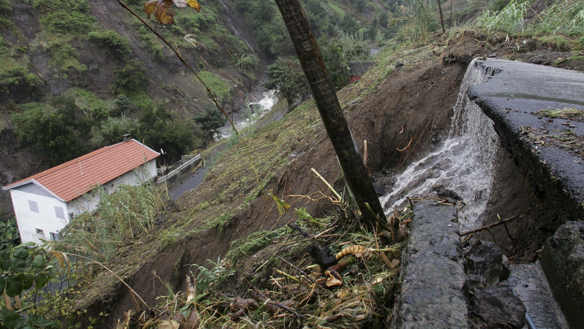 A forte chuva que caiu durante a noite na Madeira provocou danos num conjunto de estradas nos concelhos de Santa Cruz (na Camacha), Machico (Portela e Porto da Cruz) e Santana, 29 de novembro de 2013. HOMEM DE GOUVEIA / LUSA