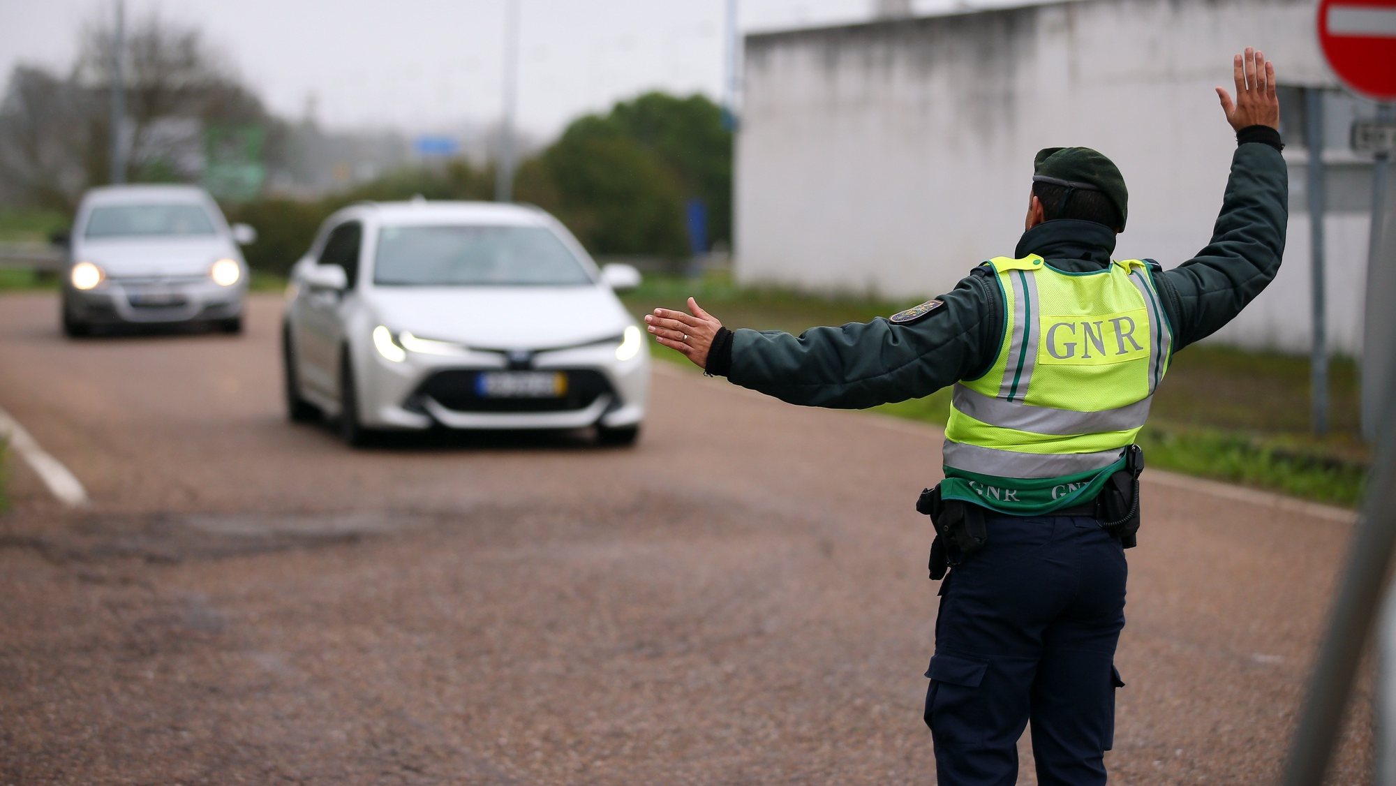 Um agente da GNR manda parar veículos durante uma operação de controlo na entrada em Portugal pela fronteira do Caia (Elvas). As fronteiras foram repostas desde as 00:00 de domingo, dia 31 de Janeiro, no âmbito das medidas para conter a propagação da covid-19 no território português. Elvas, 31 de janeiro de 2021. NUNO VEIGA/LUSA