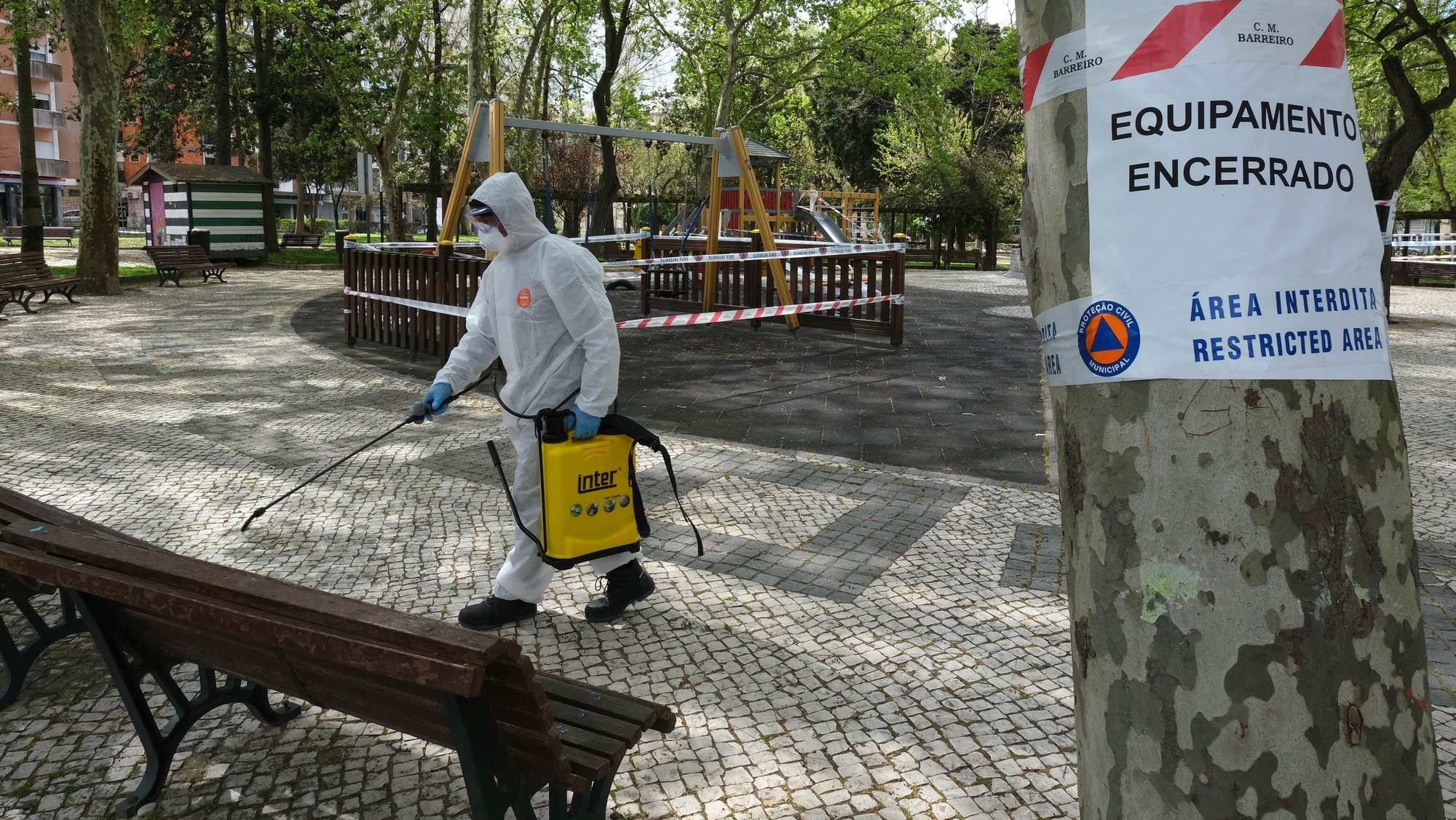 Ação de desinfeção das ruas e parques da cidade do Barreiro, 24 de março de 2020. Em Portugal há 30 mortes e 2.362 infeções confirmadas derivadas da pandemia do Covid-19, segundo o boletim de hoje da DGS. RUI MINDERICO/LUSA