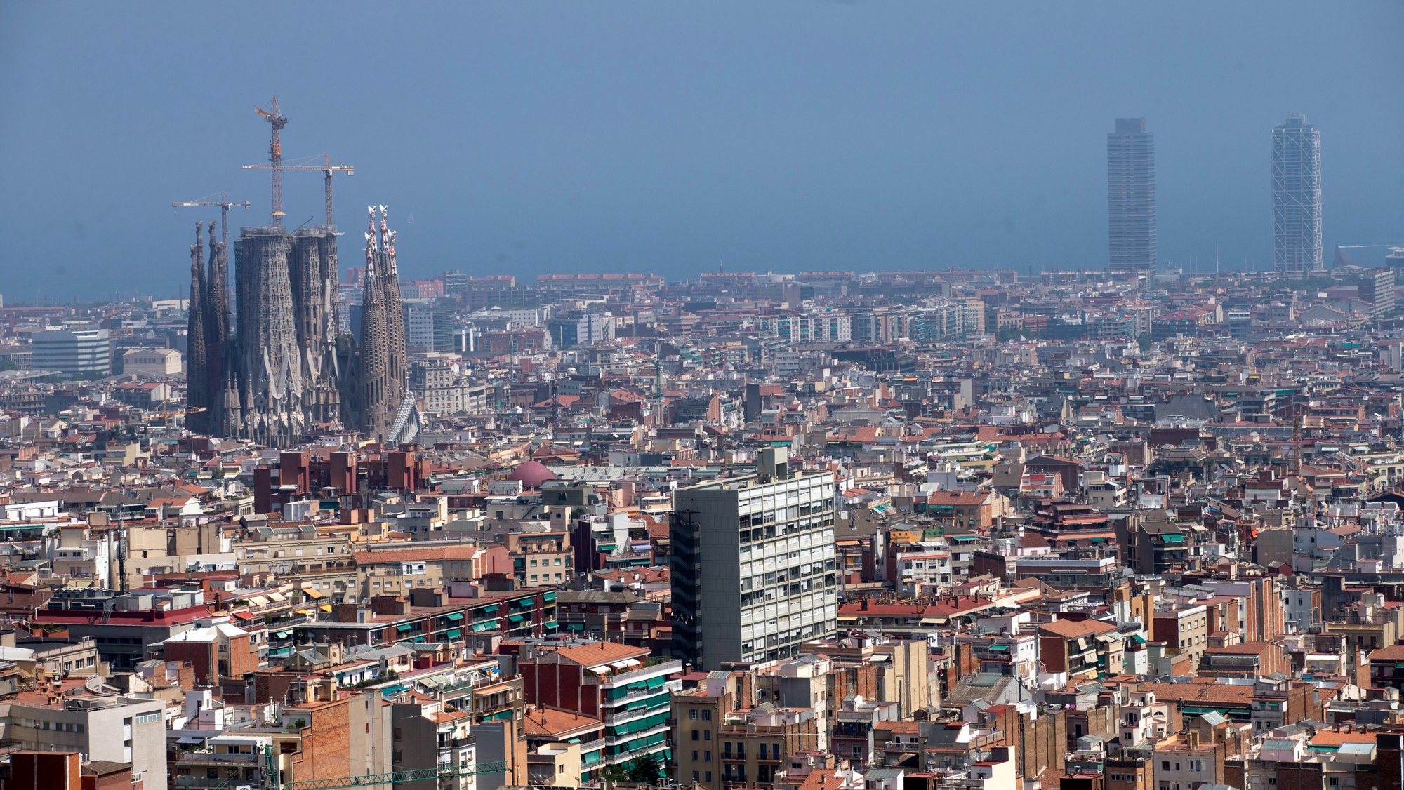 epa07687541 General view of Barcelona city with the Sagrada Familia temple (L), in Barcelona, Spain, 01 July 2019. The regional Government in Catalonia has declared an air pollution episode due to particulate matter (PM10) and early air pollution warning of Nitrogen dioxide.  EPA/Quique Garcia