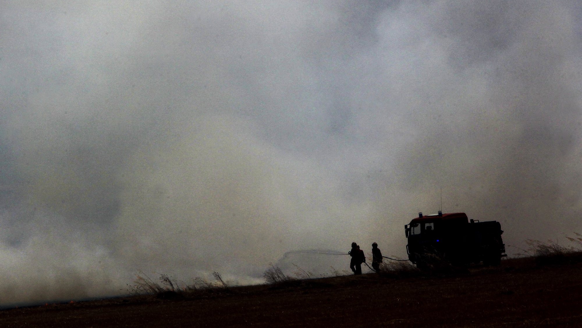 Bombeiros voluntários combatem as chamas num incêndio rural que causou o corte temporário da Estrada Nacional 4 junto à freguesia de Terrugem. Elvas, 10 de julho de 2013. NUNO VEIGA/LUSA