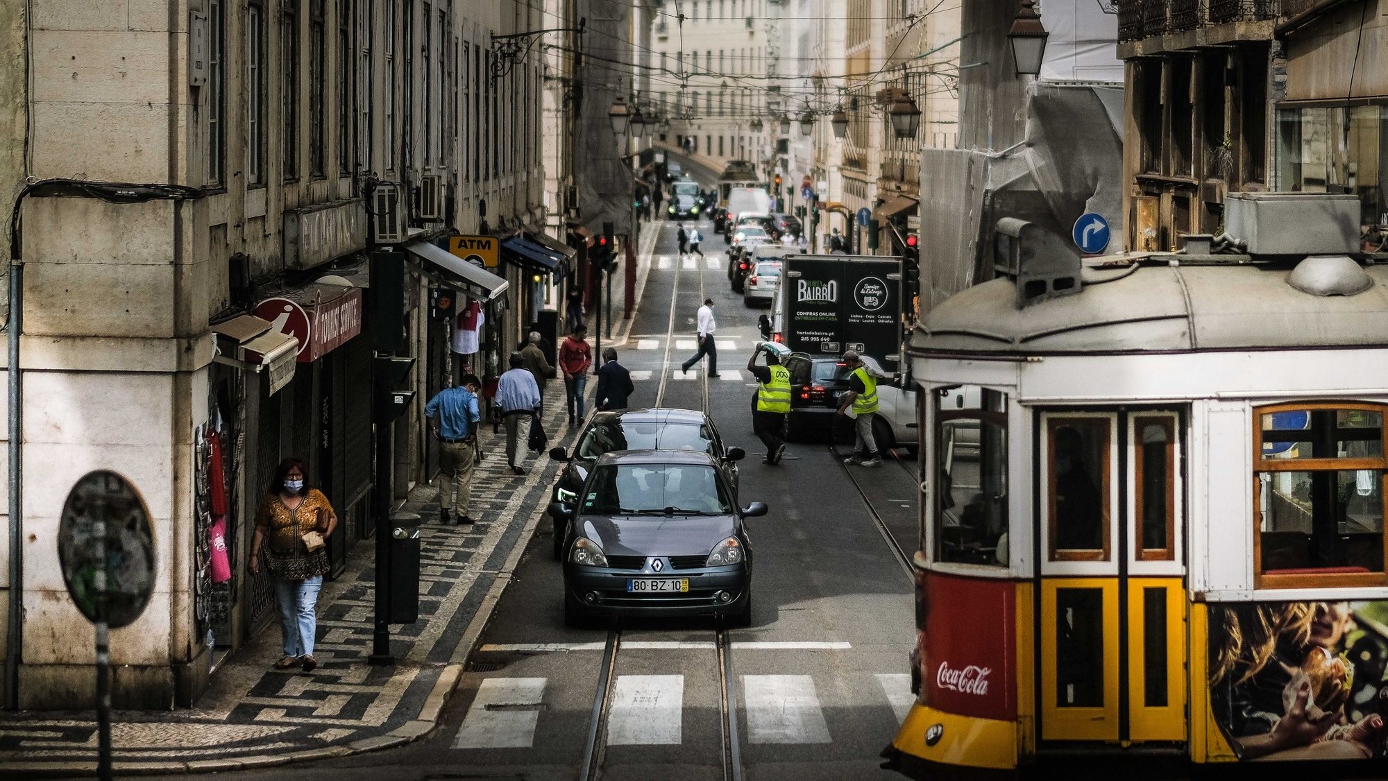 Pessoas caminham para Baixa de Lisboa, 18 de junho de 2021. O Governo decidiu proibir as deslocações de e para a Área Metropolitana de Lisboa (AML) no fim de semana devido à subida dos casos de covid-19 neste território. MÁRIO CRUZ/LUSA