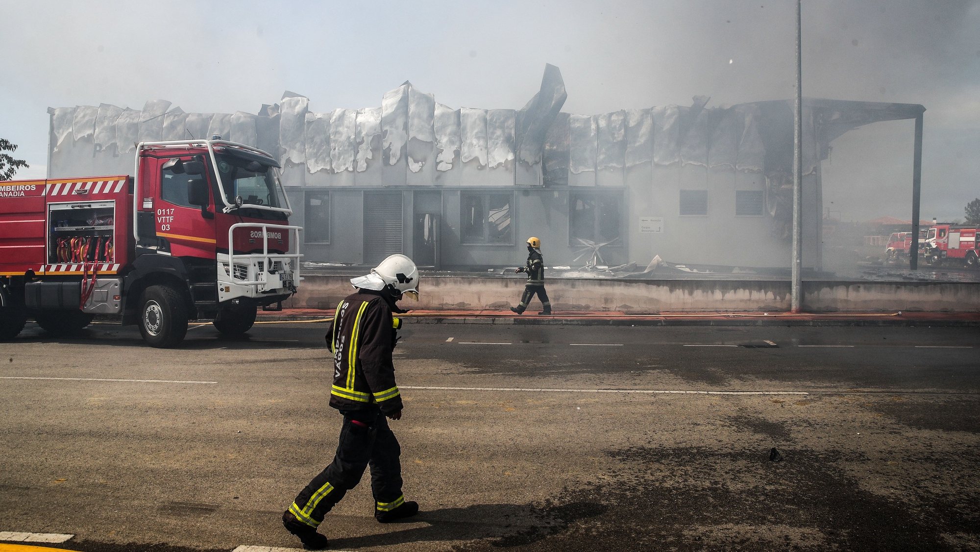 Bombeiros durante o combate ao incêndio que destruiu a empresa de embalagens e recipientes, Policarpo Ferreira da Silva, na zona industrial de Paraimo, em Sangalhos, Anadia, 31 de agosto de 2021. PAULO NOVAIS/LUSA
