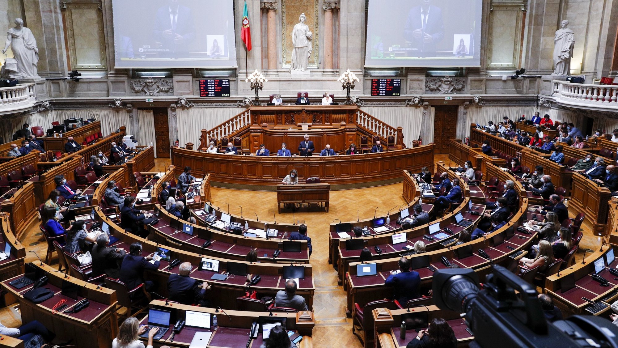 O primeiro-ministro, António Costa (C), intervém durante o debate sobre política geral, na Assembleia da República, em Lisboa, 07 de outubro de 2021. ANTÓNIO COTRIM/LUSA