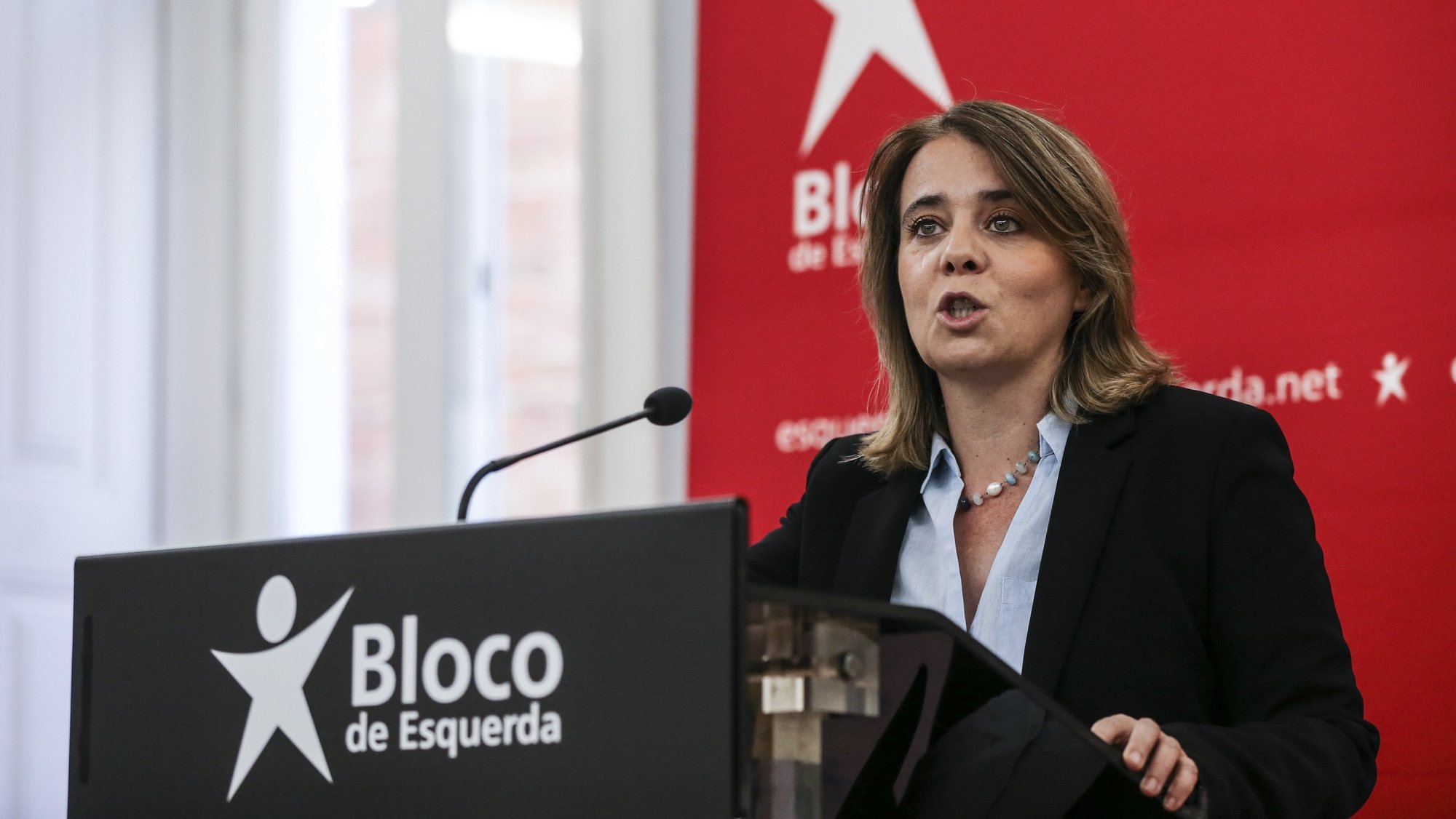 A coordenadora do Bloco de Esquerda (BE), Catarina Martins, fala aos jornalistas durante uma conferência de imprensa sobre as conclusões para o Orçamento do Estado para 2022, na sede nacional do partido, Lisboa, 24 de outubro de 2021. MANUEL DE ALMEIDA / LUSA