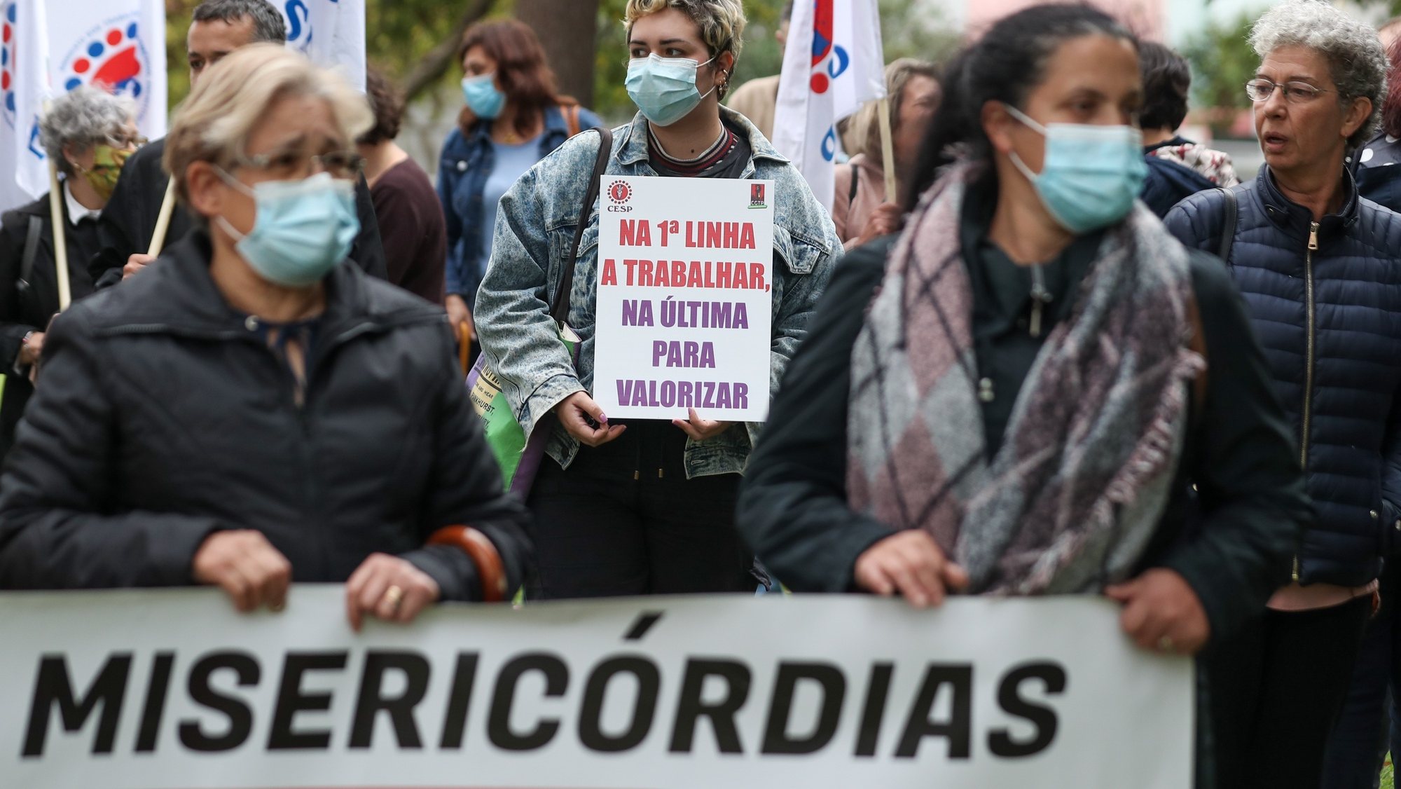 A secretária-geral da CGTP-IN, Isabel Camarinha (D),  participa no protesto dos trabalhadores das Misericórdias em luta por aumentos salariais, realizado junto ao Ministério do Trabalho em Lisboa, 29 de outubro de 2021. ANTÓNIO COTRIM/LUSA