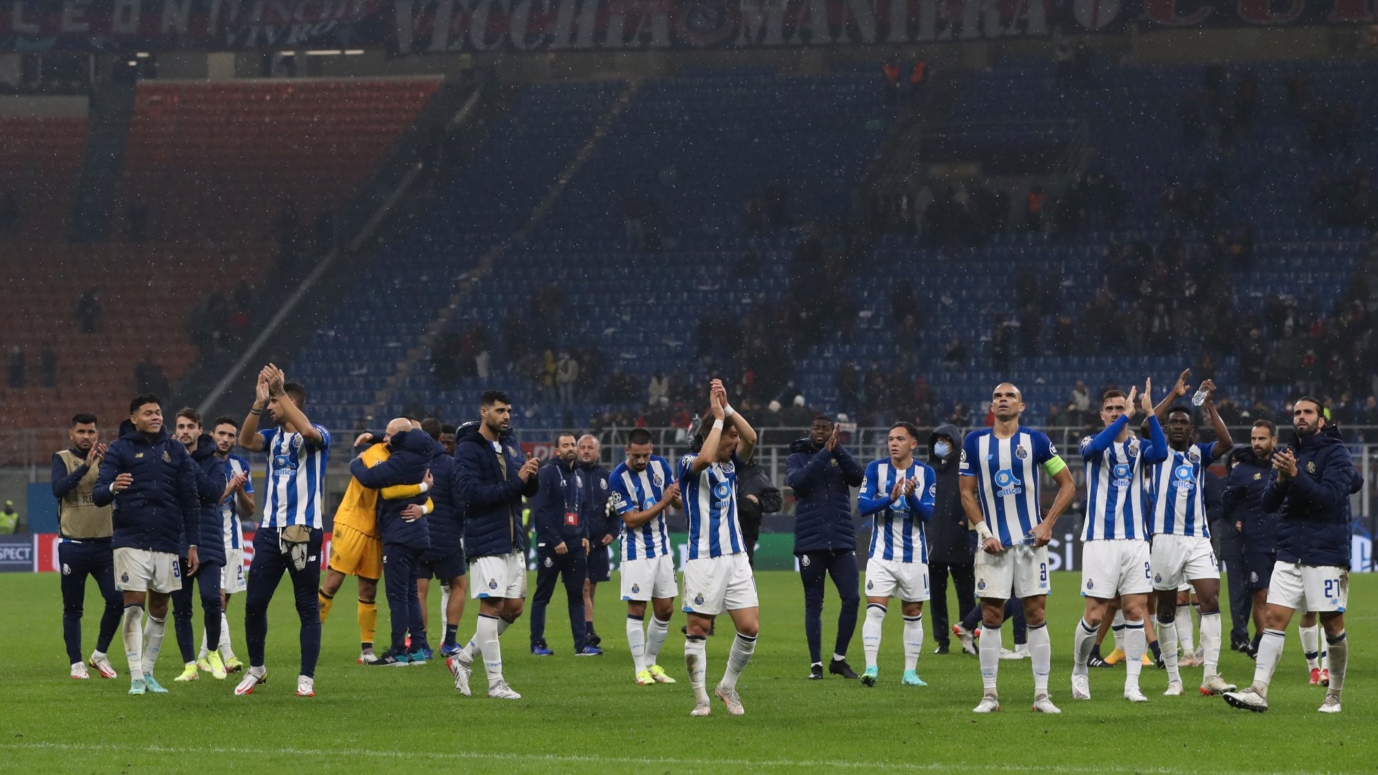 Jogadores do FC Porto fizeram no final a habitual roda e foram agradecer aos adeptos em San Siro, que batiam palmas e cantavam o hino dos dragões