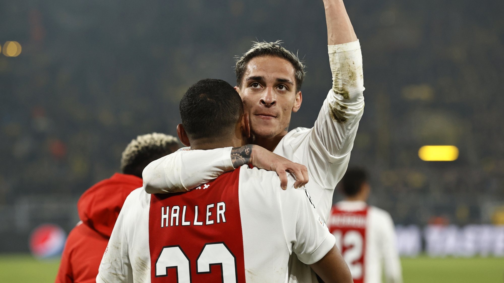 Antony sofreu a falta que valeu o vermelho a Hummels e fez na segunda parte as três assistências para a reviravolta do Ajax em Dortmund