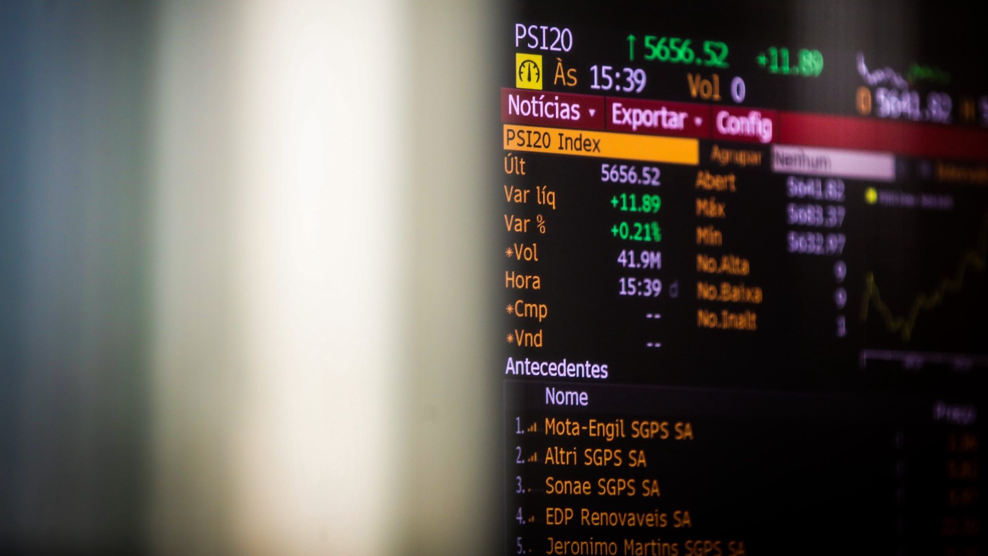 Um monitor mostra os valores do PSI-20, o índice que agrega as 20 maiores empresas cotadas na Euronext Lisboa, em Lisboa, 8 de novembro de 2021. MÁRIO CRUZ/LUSA