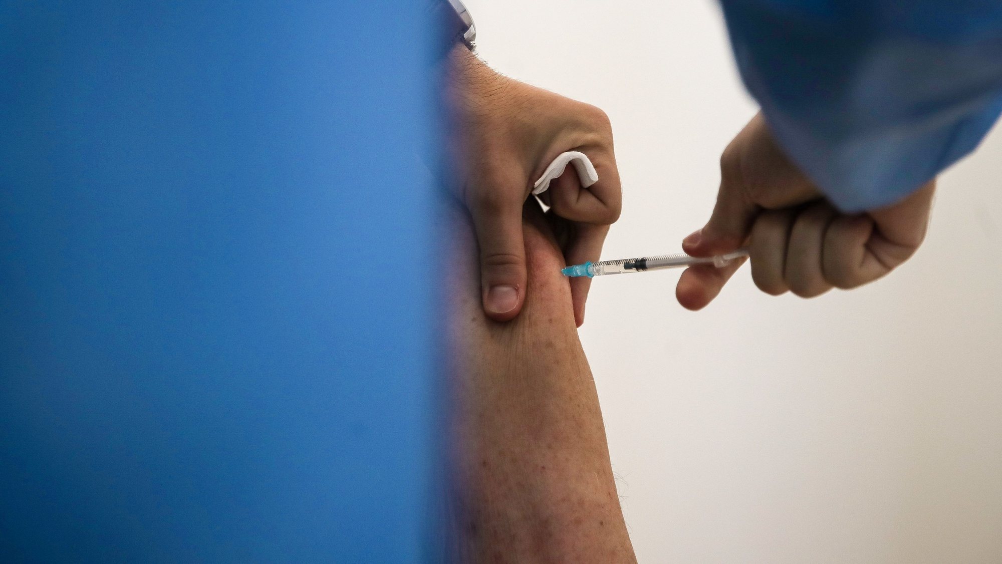 Um enfermeiro administra a 3ª dose da vacina contra a covid-19