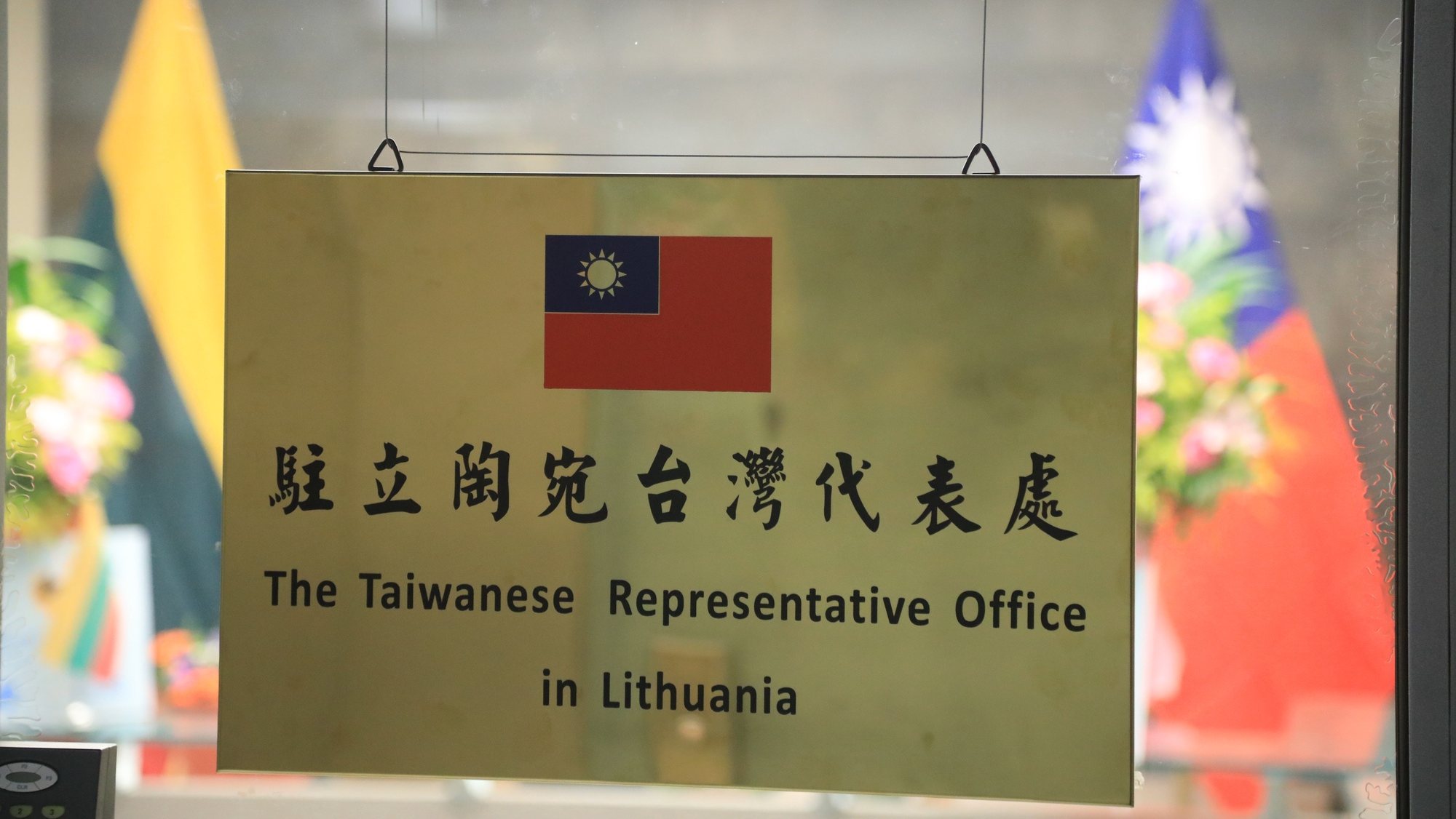 epa09589911 A plaque at the Taiwanese Representative Office on the 16th floor at the Jasinskio gatve 16B in Vilnius, Lithuania, 18 November 2021. Taipei announced on 18 November it has formally opened a de facto embassy in Lithuania using the name Taiwan.  EPA/STRINGER