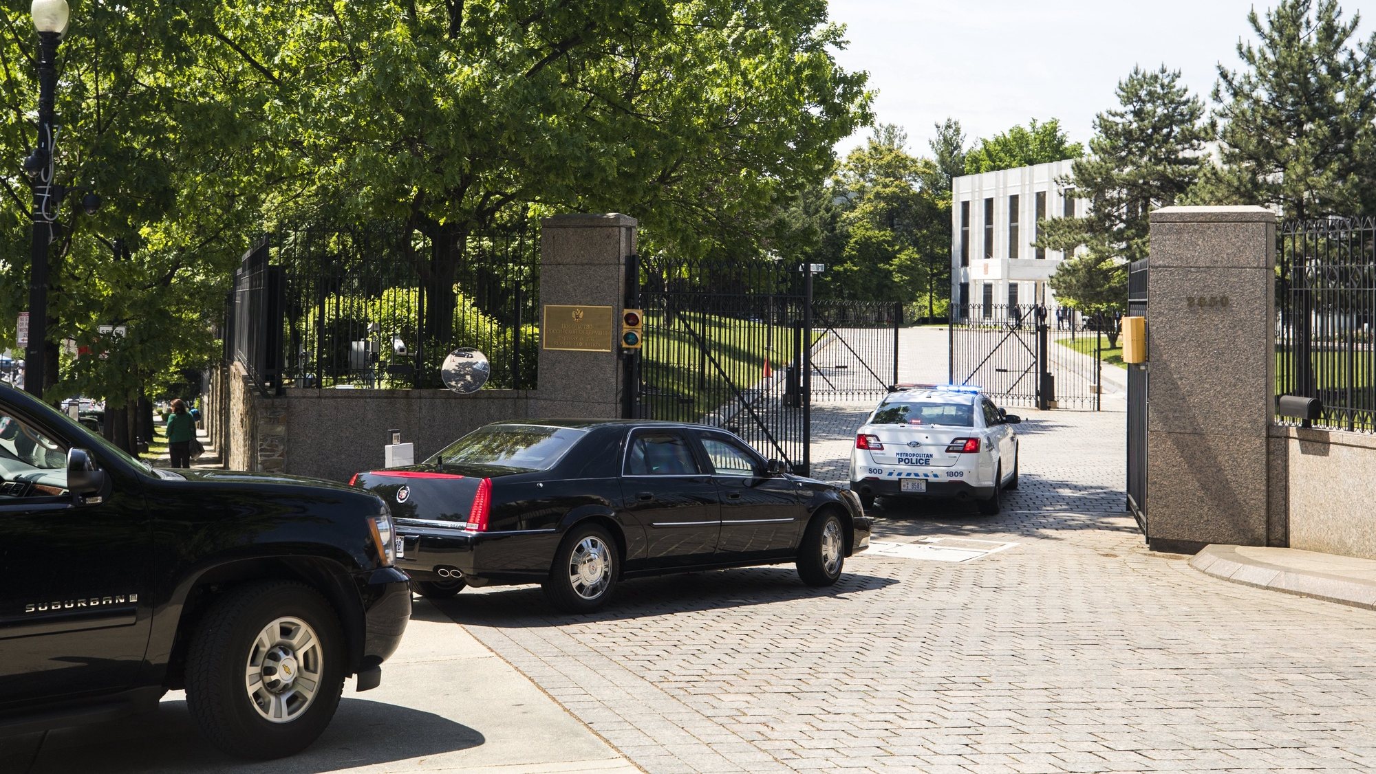 epa05955048 The vehicle carrying Russian Foreign Minister Sergey Lavrov (C) arrives at the Russian Consulate in Washington, DC, USA, 10 May 2017. Lavrov met with US President Donald J. Trump at the White House earlier in the day.  EPA/JIM LO SCALZO