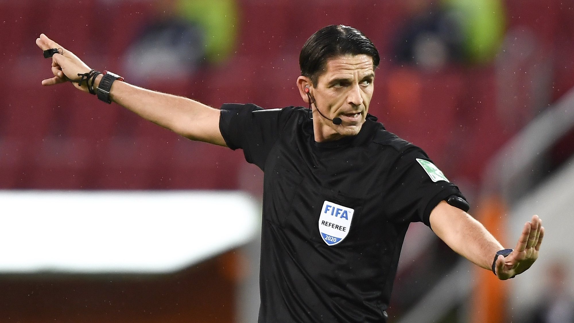 epa08491738 Referee Deniz Aytekin gestures during the German Bundesliga soccer match between FC Augsburg and TSG 1899 Hoffenheim in Augsburg, Germany, 17 June 2020.  EPA/LUKAS BARTH-TUTTAS / POOL CONDITIONS - ATTENTION:  The DFL regulations prohibit any use of photographs as image sequences and/or quasi-video.