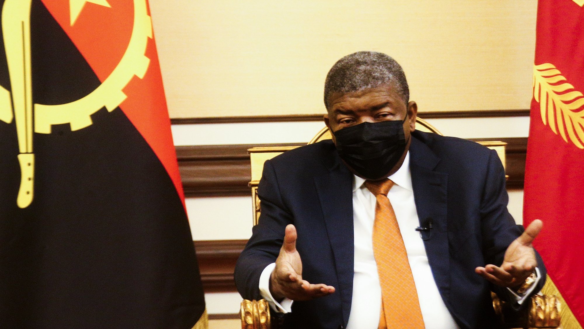 O Presidente da República de Angola, João Lourenço, fala durante uma entrevista