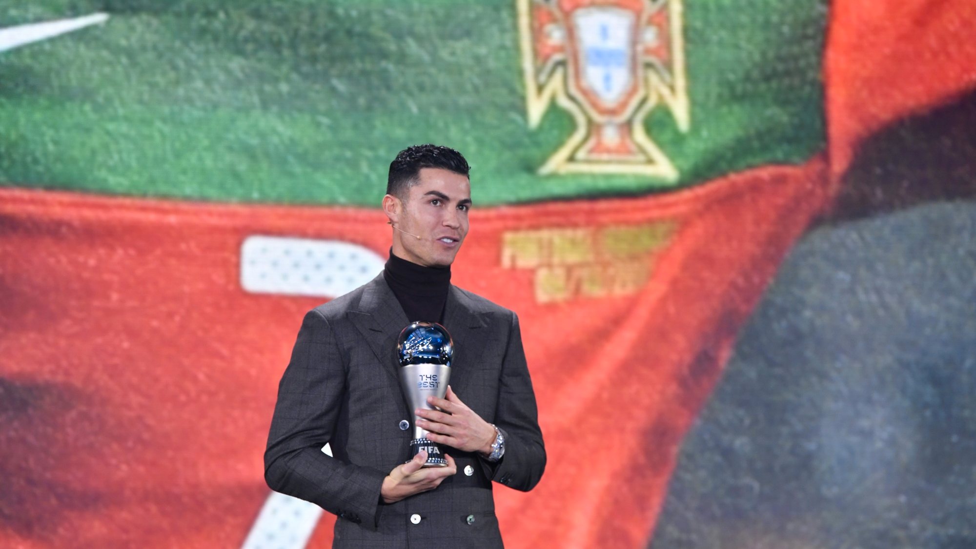 Ronaldo esteve presente em Zurique e recebeu o prémio das mãos do presidente da FIFA, Gianni Infantino