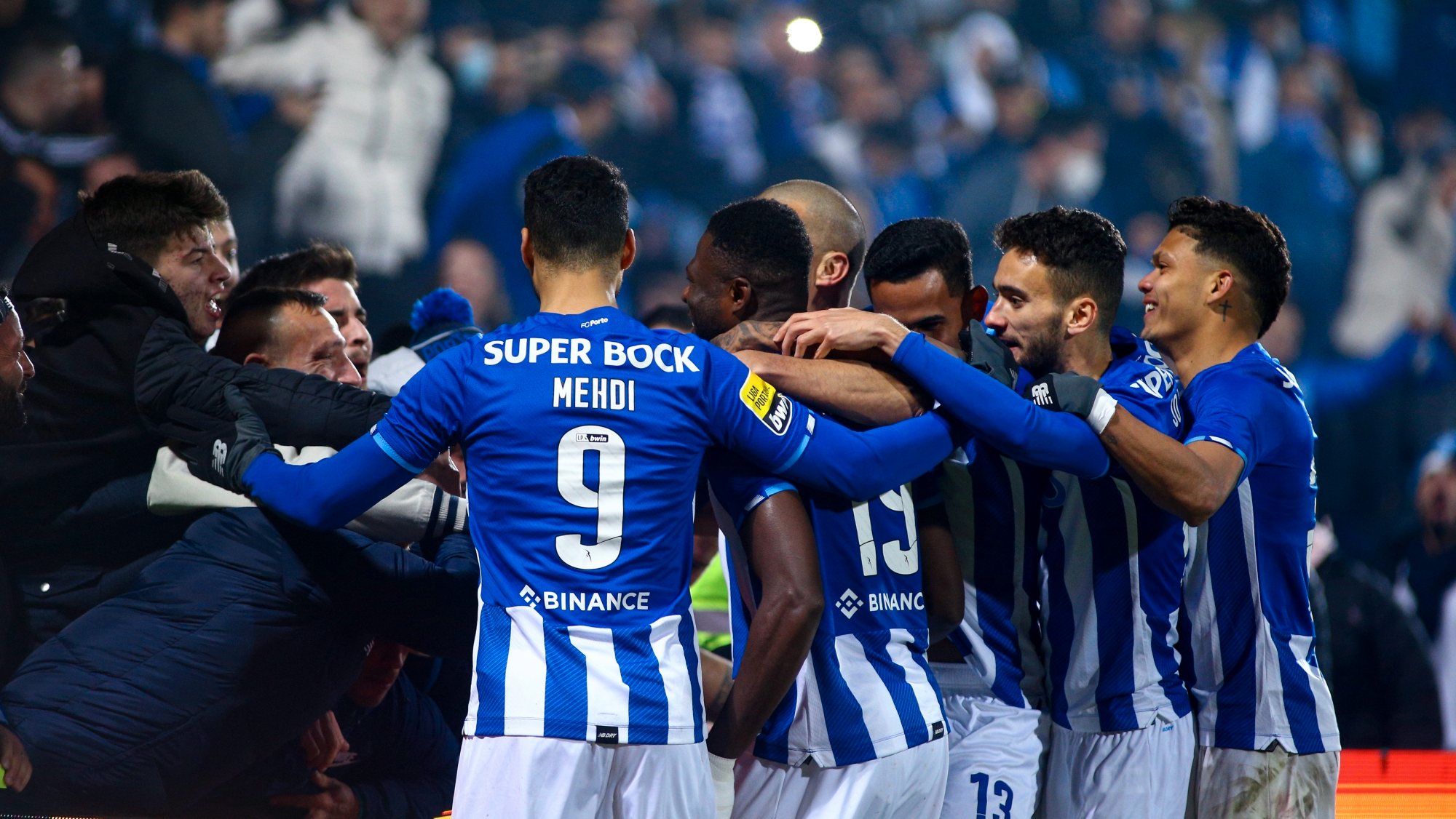 FC Porto decidiu em três minutos o jogo em Arouca, somando a 16.ª vitória seguida no Campeonato antes do clássico com o Sporting
