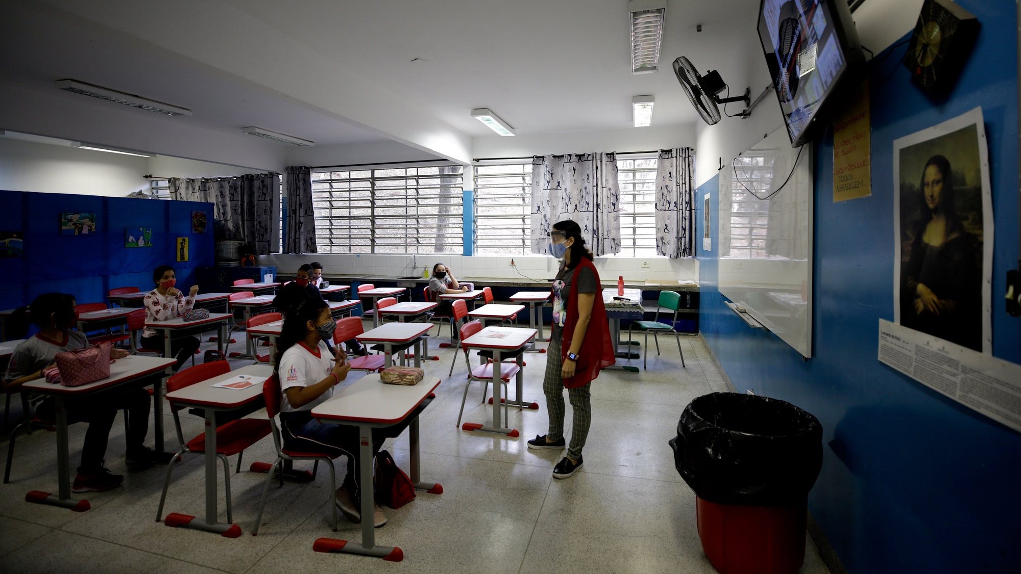 epa08996894 Children resume classes at the Raul Antonio Fragoso state school, in Sao Paulo, Brazil, 08 February 2021. Public schools in the state of Sao Paulo, the most populous in Brazil with 46 million inhabitants, resume face-to-face classes on 08 February after nearly a year of closure due to the pandemic, which currently continues to hit the country hard.  EPA/Fernando Bizerra