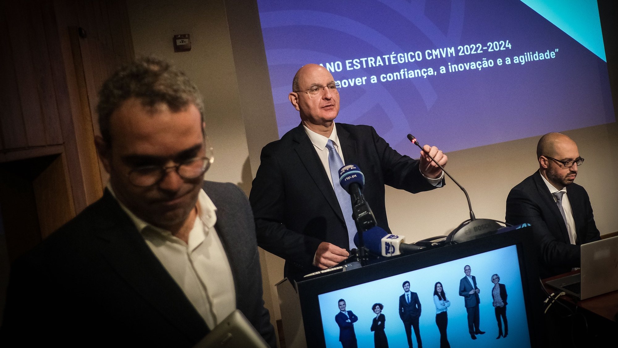 O presidente da Comissão do Mercado de Valores Mobiliários (CMVM), Gabriel Bernardino (C), apresenta o Plano Estratégico para o triénio 2022-2024 e Prioridades para 2022, em Lisboa, 21 de fevereiro de 2022. MÁRIO CRUZ/LUSA