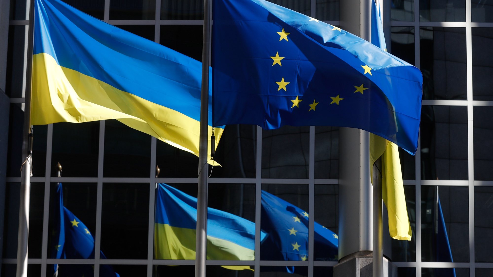 Bandeiras ucranianas em frente do Parlamento Europeu