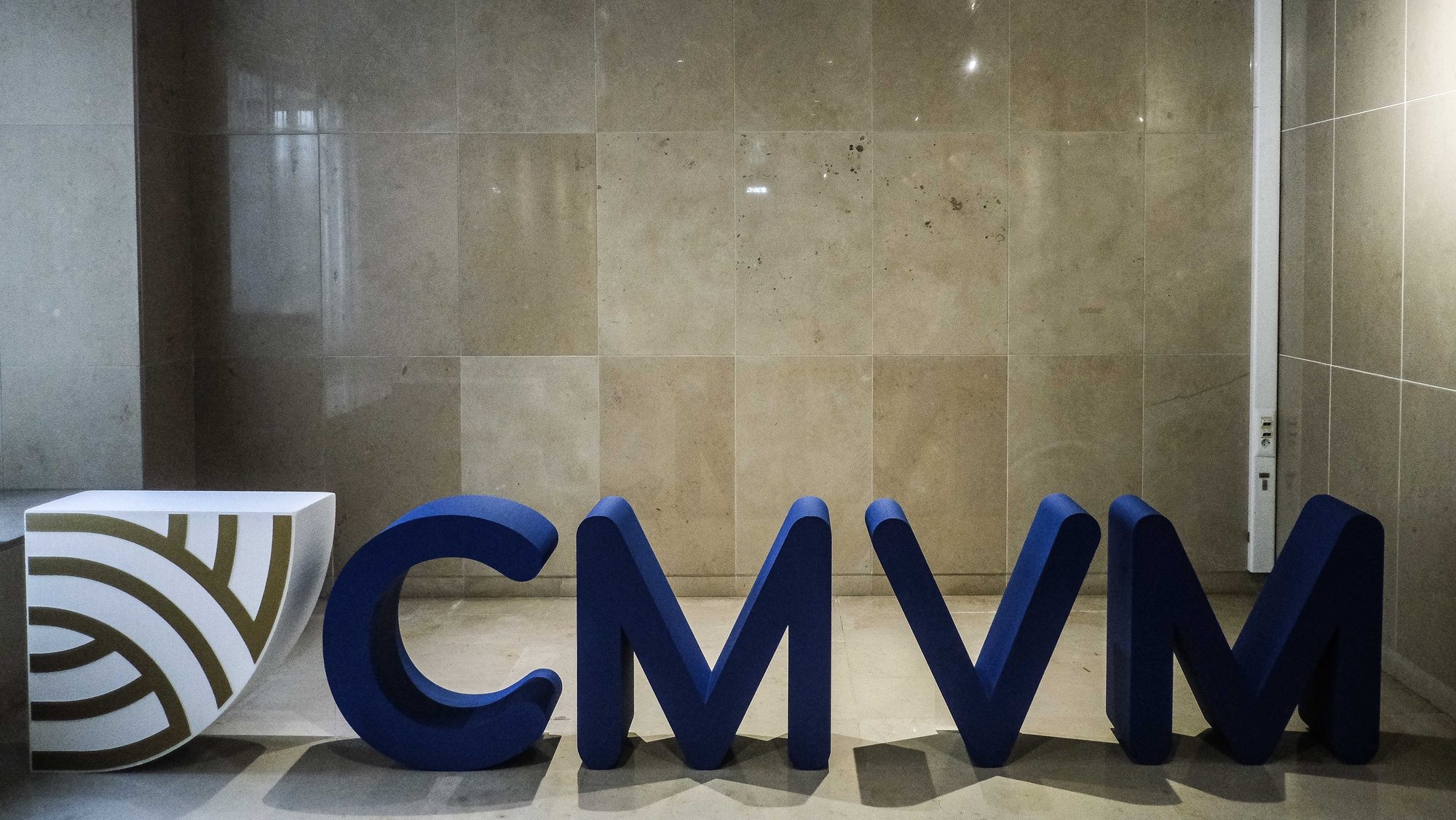 Logotipo da Comissão do Mercado de Valores Mobiliários (CMVM), em Lisboa, 21 de fevereiro de 2022. MÁRIO CRUZ/LUSA