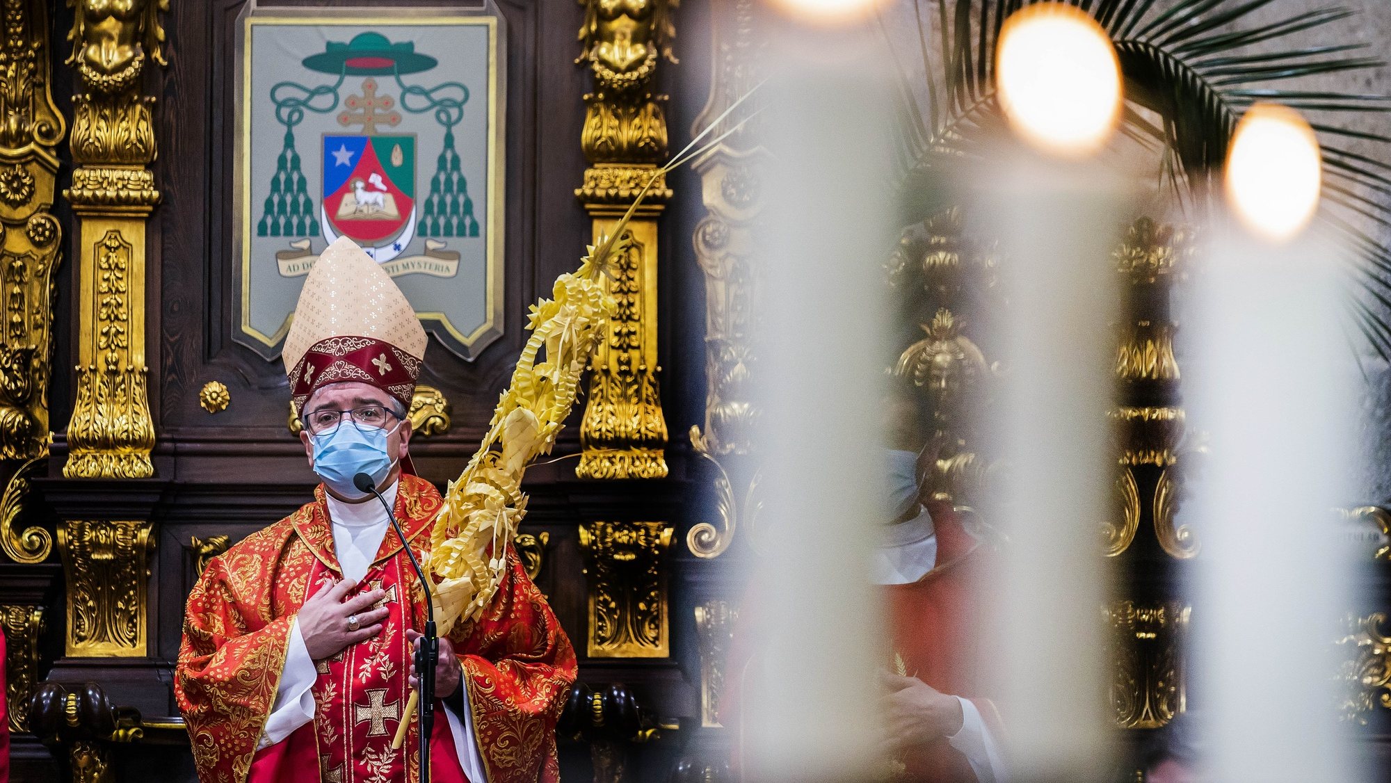 Semana Santa de Braga, na igreja do Seminário, o Arcebispo D.José Cordeiro procede à solene bênção dos ramos na celebração do Domingo de Ramos,10 Abril 2022. HUGO DELGADO/LUSA
