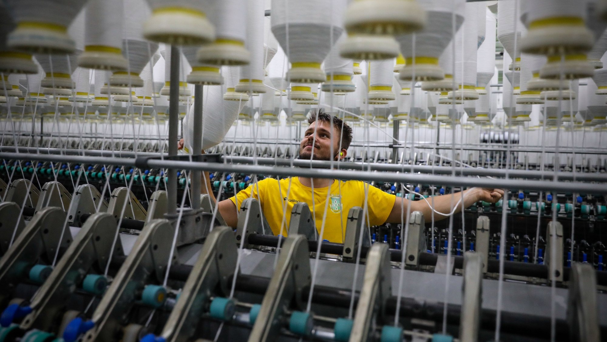 Um funcionário trabalha na empresa têxtil Riopele em Vila Nova de Famalicão, 29  de junho de 2021. JOSÉ COELHO/LUSA