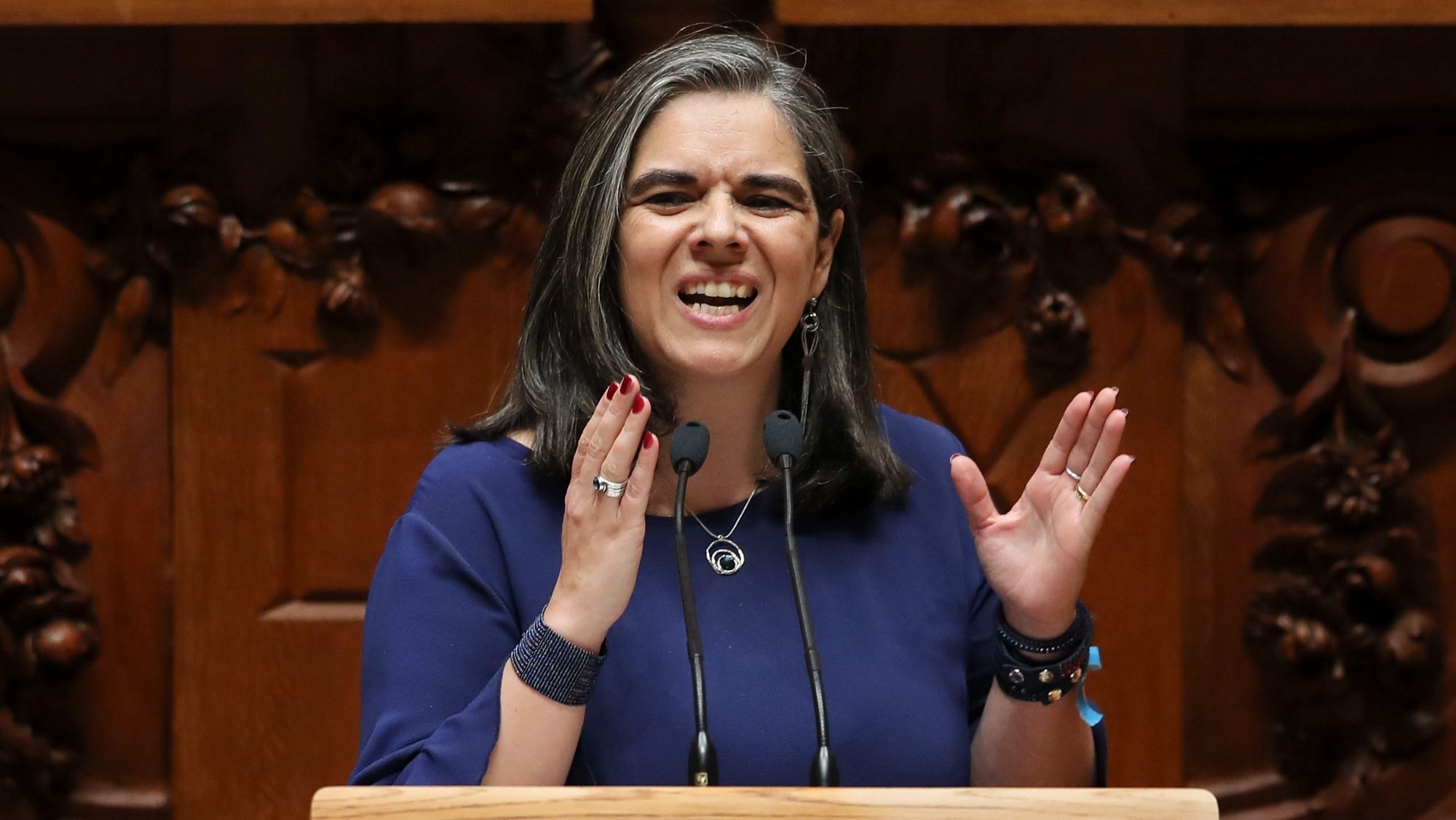 Carla Castro do partido Iniciativa Liberal (IL), durante o debate sobre Orçamento do Estado de 2022, na Assembleia da República, em Lisboa, 29 de abril de 2022. MANUEL ALMEIDA/LUSA