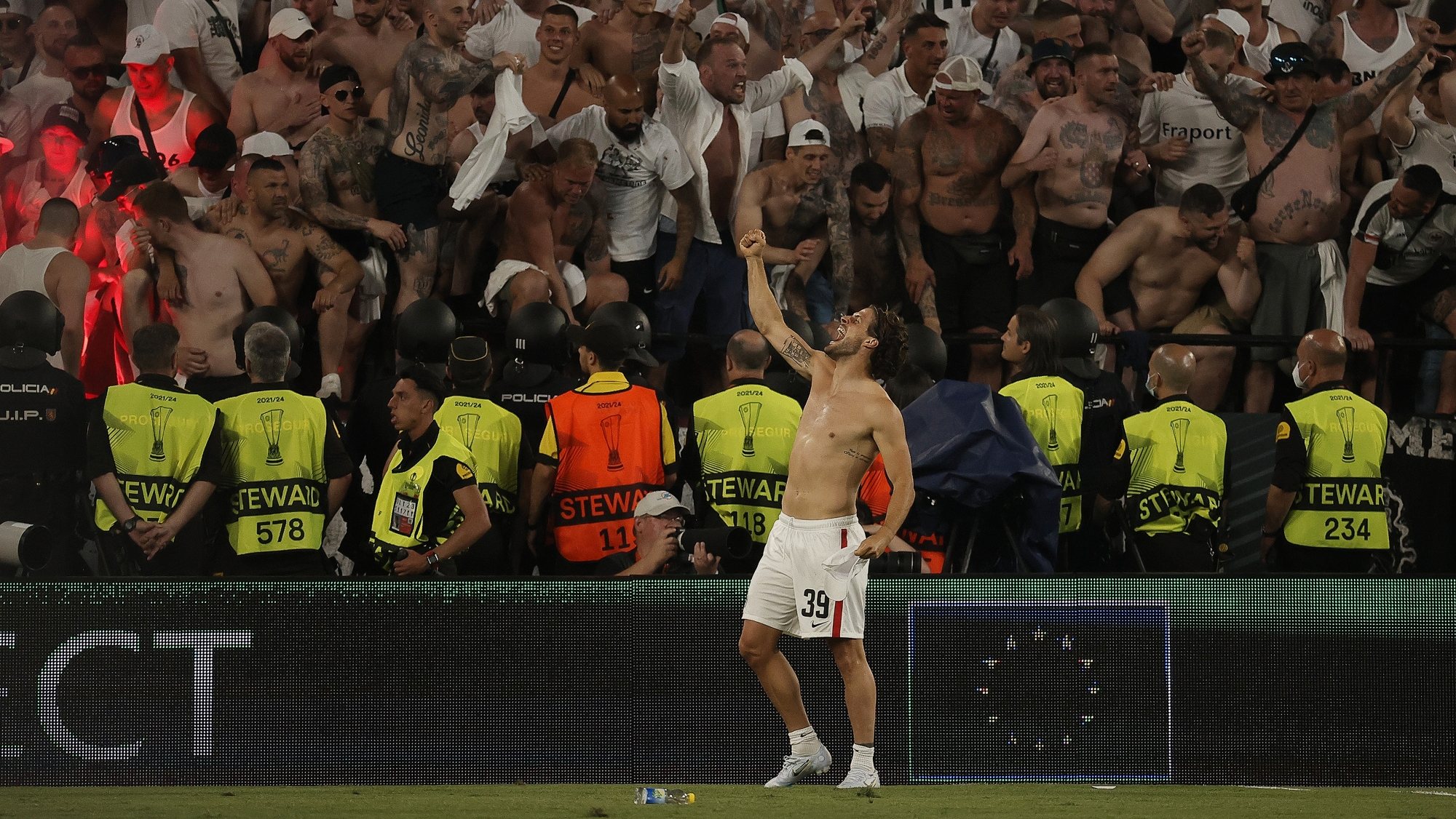Gonçalo Paciência foi um dos mais efusivos nos festejos do Eintracht Frankfurt após a conquista da Liga Europa