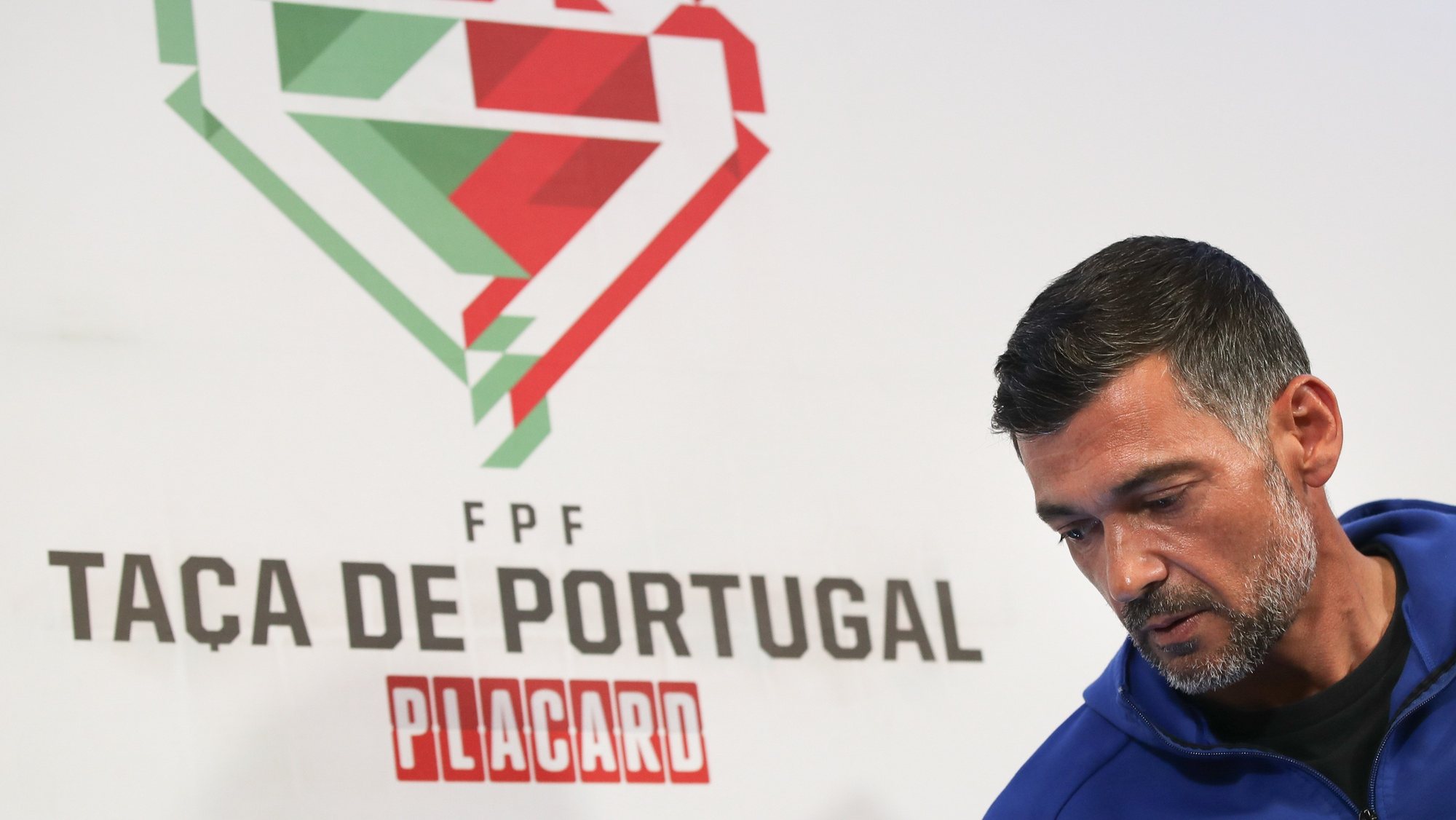 O treinador do FC Porto, Sérgio Conceição, fala aos jornalistas durante a conferência de imprensa de antevisão da final da Taça de Portugal contra o Tondela, em Oeiras, 21 de maio de 2022. MÁRIO CRUZ/LUSA