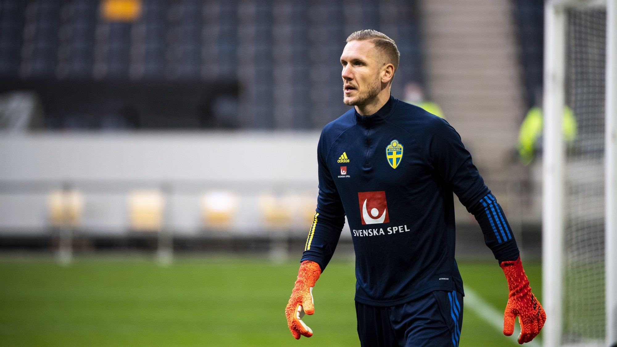 epa09518434 Sweden&#039;s goalkeeper Robin Olsen during a training session on the eve of the FIFA World Cup group B qualification soccer match against Greece at Friends Arena in Solna, Stockholm, Sweden 11 October 2021.  EPA/Pontus Lundahl/TT SWEDEN OUT