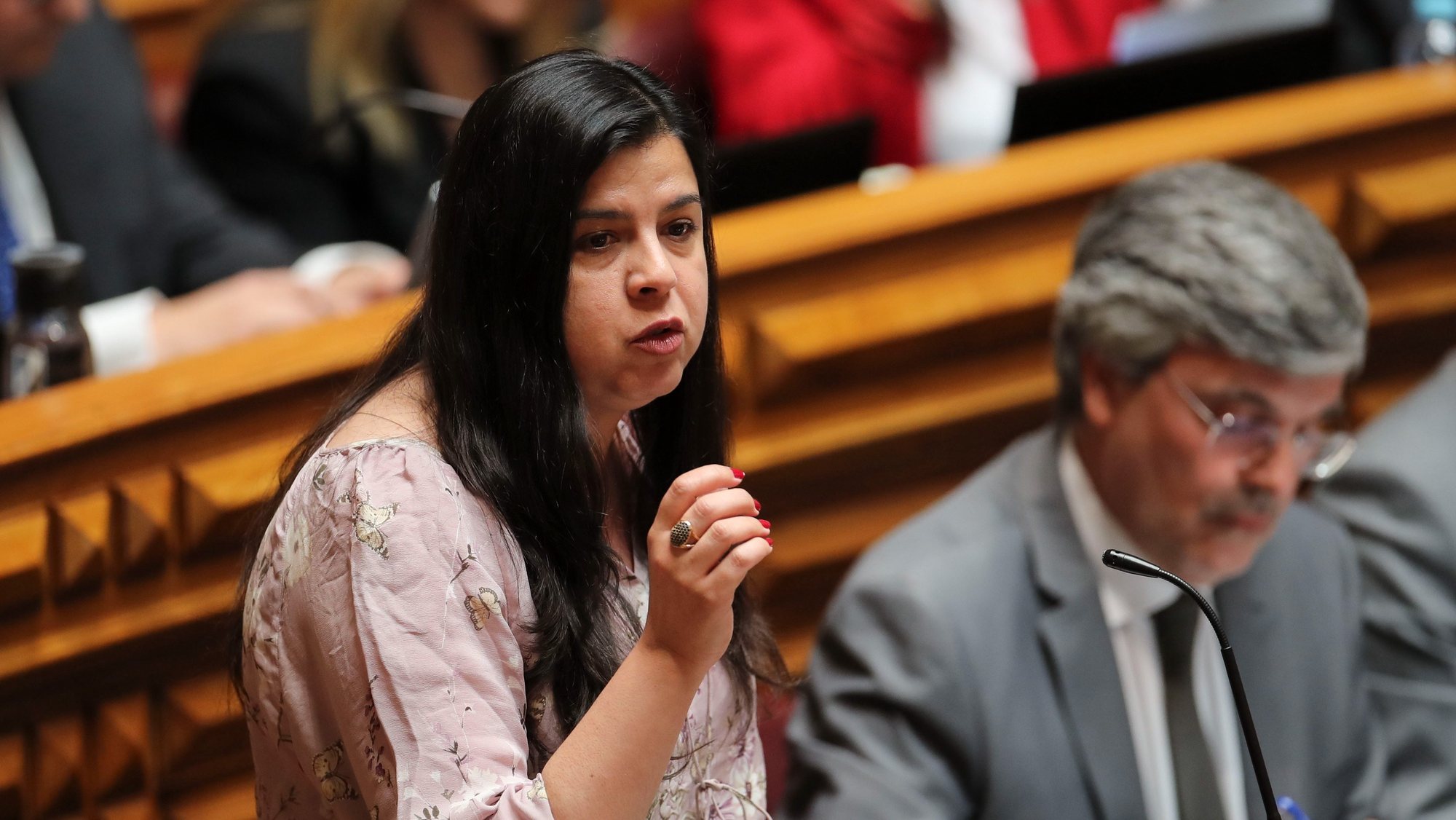 A deputada única do PAN Inês Sousa Real , durante a sessão plenária de debate na especialidade do Orçamento de Estado 2022, na  Assembleia da República, em Lisboa, 23 maio 2022.    MANUEL DE ALMEIDA / LUSA