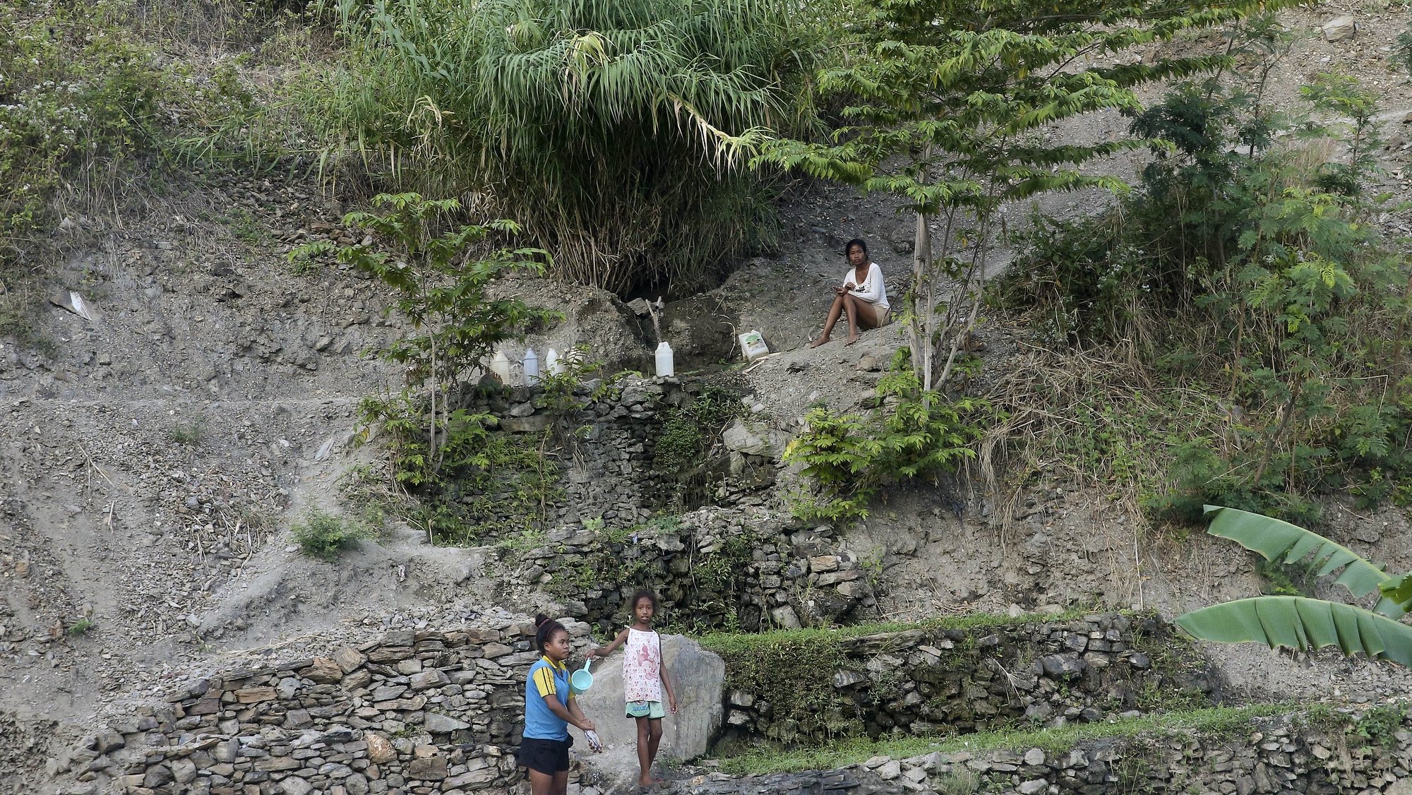 Populares recolhem água, nas montanhas de Dili, Timor Leste, 25 de julho de 2014.  PAULO NOVAIS/LUSA