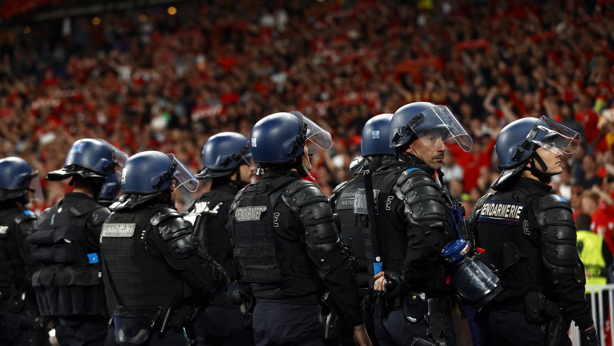 epa09983608 French riot police in front of Liverpool supporters at the end of the UEFA Champions League final between Liverpool FC and Real Madrid at Stade de France in Saint-Denis, near Paris, France, 28 May 2022. Real Madrid won 1-0.  EPA/YOAN VALAT