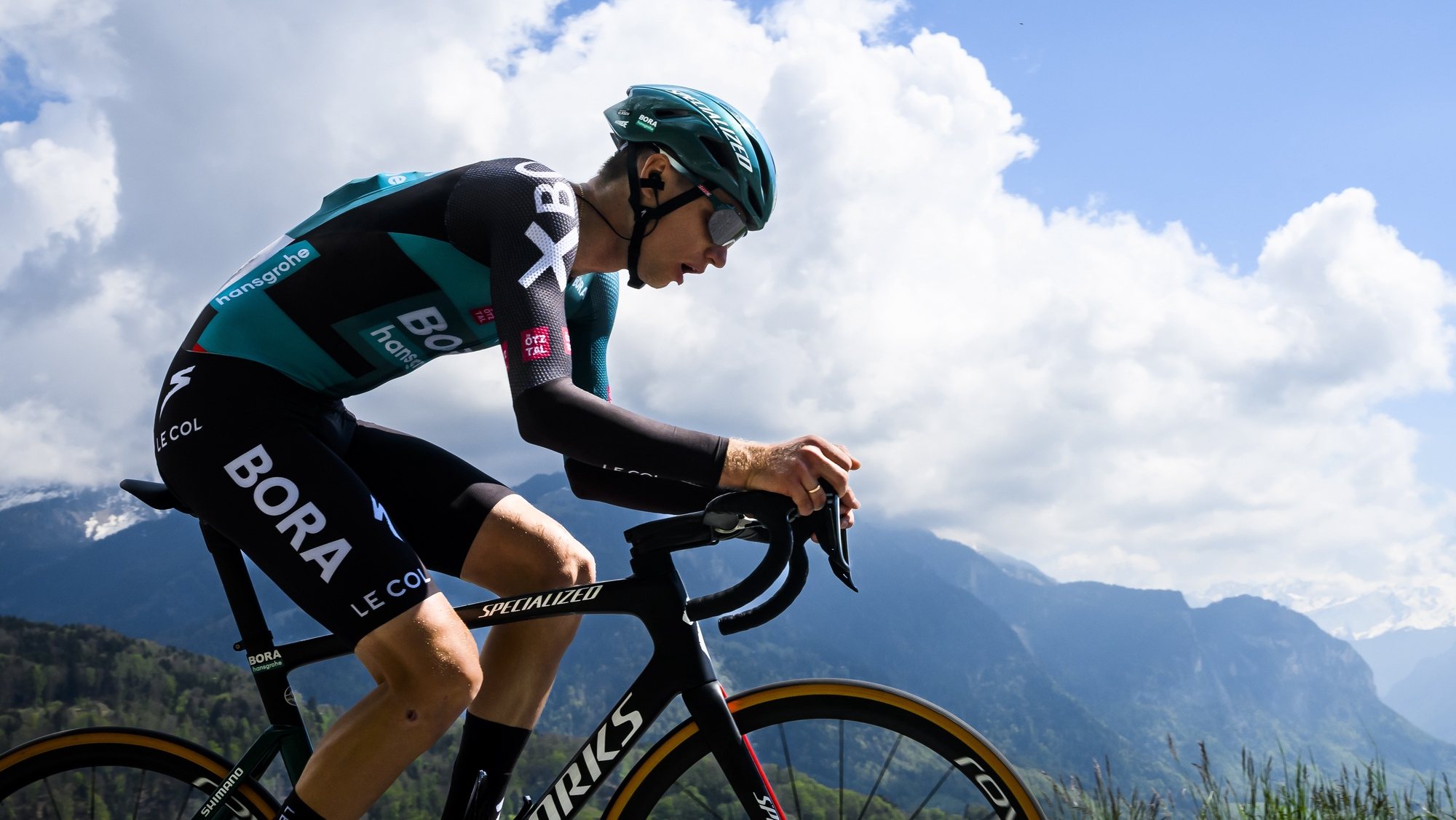 epa09920708 Aleksandr Vlasov from Russia of team Bora-Hansgrohe in action during the fifth and last stage, a 15,8 km race against the clock between Aigle and Villars at the 75th Tour de Romandie UCI ProTour cycling race in Villars, Switzerland, 01 May 2022.  EPA/JEAN-CHRISTOPHE BOTT