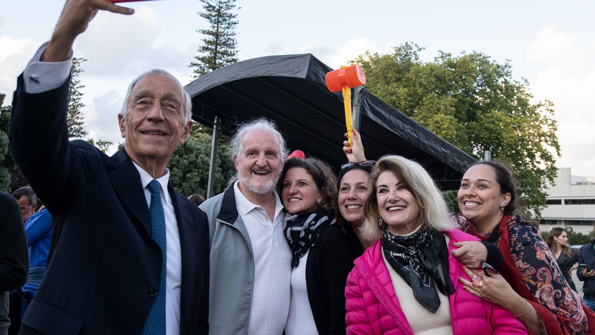 O Presidente da Republica, Marcelo Rebelo de Sousa (E), tira uma selfie com populares, nos jardins do Palácio de Cristal, na noite de São João, no Porto, 23 de junho de 2022. RUI MANUEL FARINHA/LUSA
