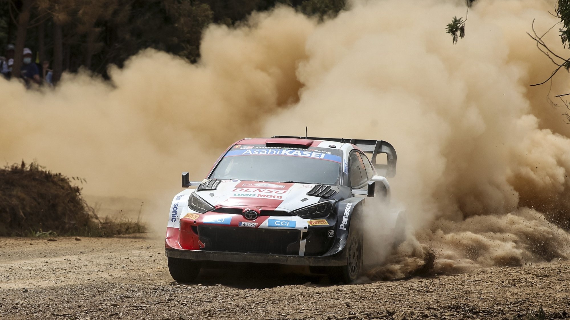 epa09960525 Kalle Rovanpera of Finland drives his Toyota GR Yaris Rally 1 during the SS5 of the Rally Portugal 2022 as part of the World Rally Championship (WRC) in Lousa, Portugal, 20 May 2022.  EPA/PAULO NOVAIS