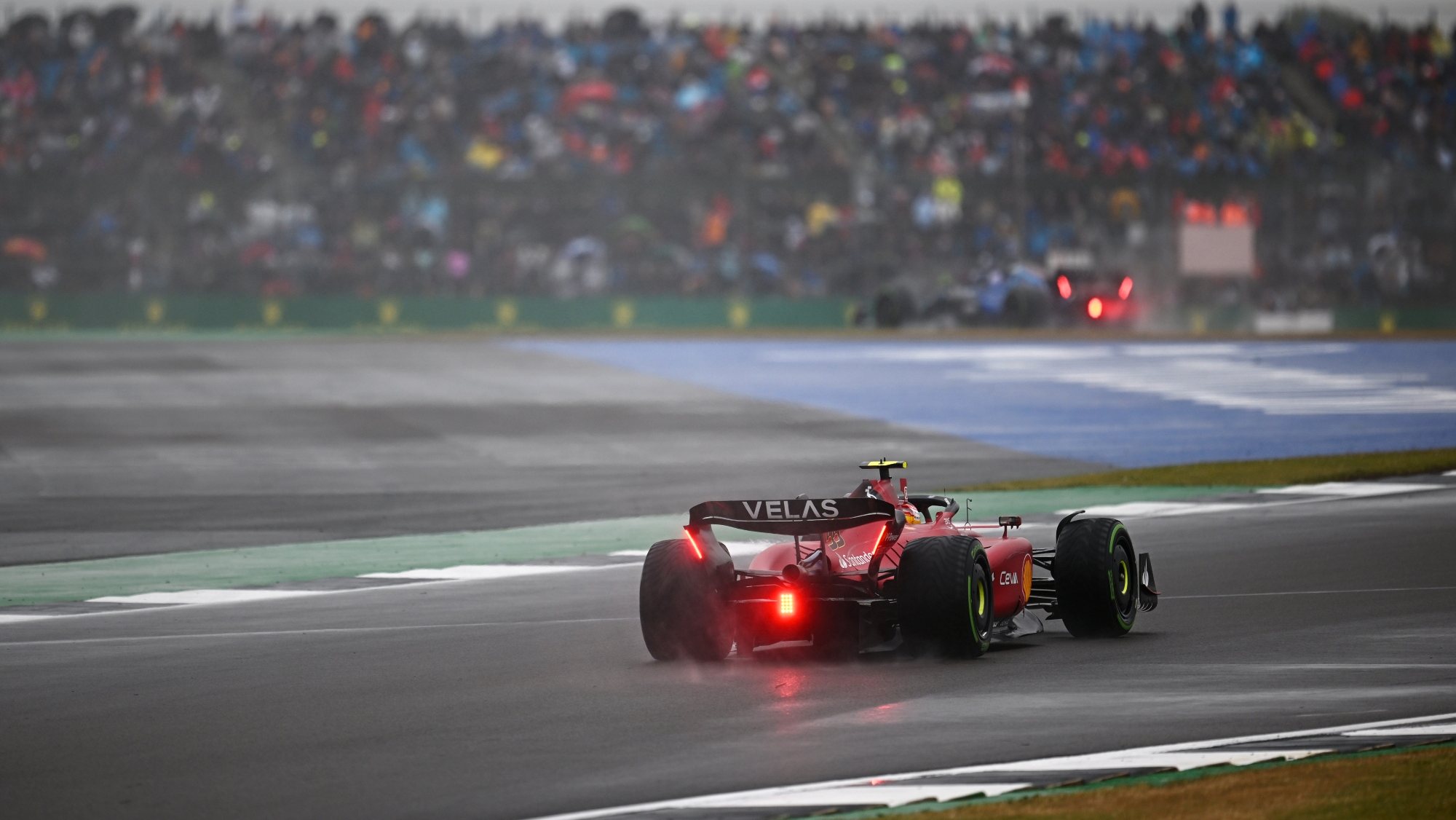 Carlos Sainz foi o mais rápido na Q3 numa sessão marcada pelo piso molhado que ia melhorando ou piorando consoante fossem caindo mais chuviscos em Silverstone