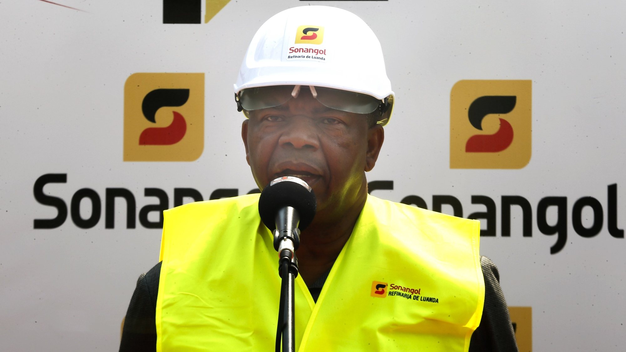 O Presidente de Angola, João Lourenço, discursa durante a cerimónia de inauguração da refinaria de Luanda, em Luanda, Angola, 07 de julho de 2022. O novo complexo de produção de gasolina na refinaria de Luanda, um investimento de 235 milhões de dólares (219,4 milhões de euros) da petrolífera estatal Sonangol, foi hoje inaugurado pelo Presidente angolano, João Lourenço. AMPE ROGÉRIO/LUSA