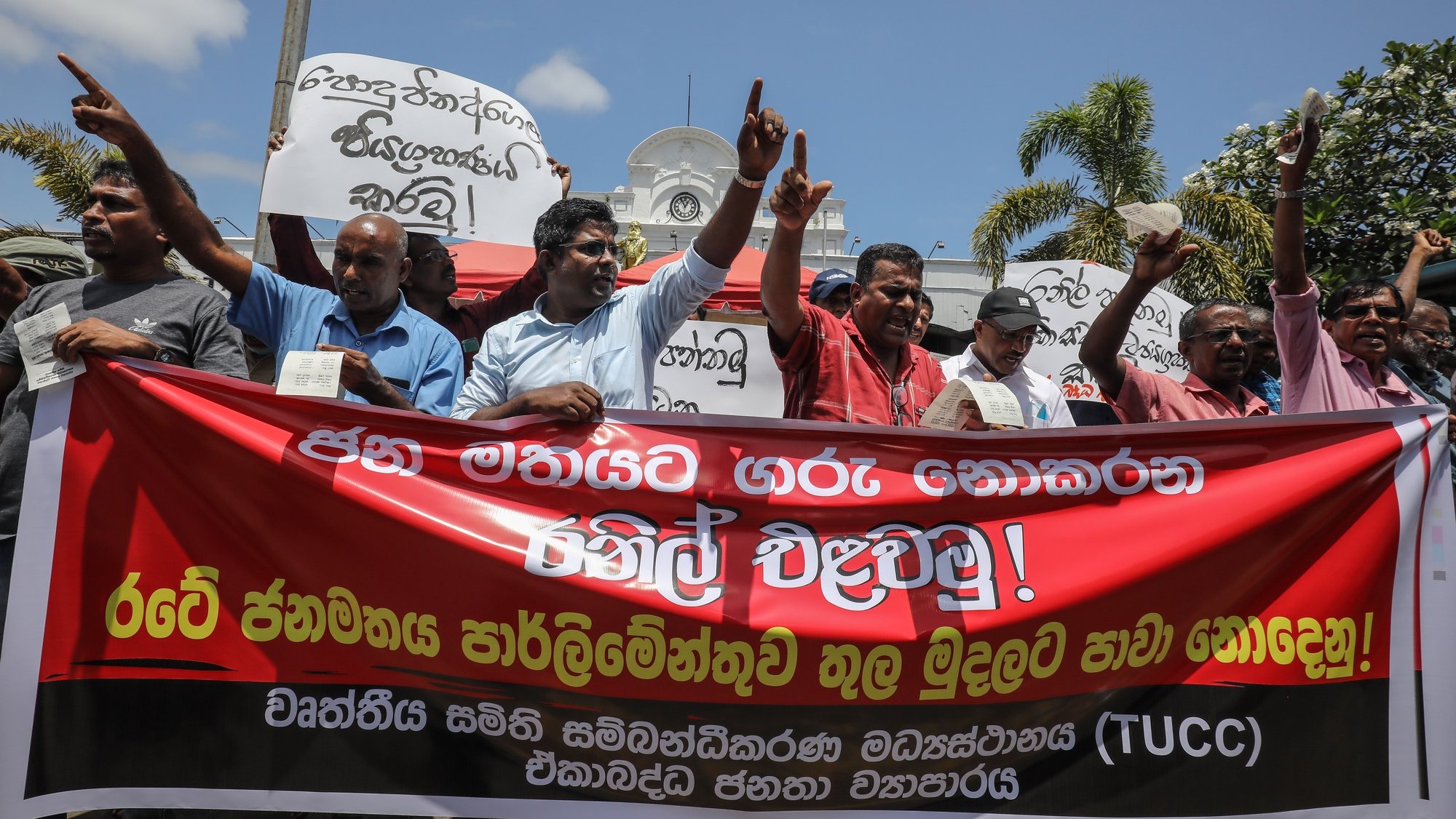 epa10077406 Trade union members shout slogans during a protest against the acting president Ranil Wickremesinghe, in Colombo, Sri Lanka, 18 July 2022.  The trade unions say acting president Ranil Wickremesinghe &#039;has no proper mandate to run for the new presidency&#039;. The Sri Lankan parliament will run to a fresh vote to elect the new president on 20 July after accepting the resignation of President Gotabaya Rajapaksa after he fled to Singapore through the Maldives following months of anti-government protests fueled by the ongoing economic crisis.  Protests have been rocking the country for over four months as Sri Lanka faces its worst-ever economic crisis in decades due to the lack of foreign reserves, resulting in severe shortages in food, fuel, medicine, and imported goods.  EPA/CHAMILA KARUNARATHNE