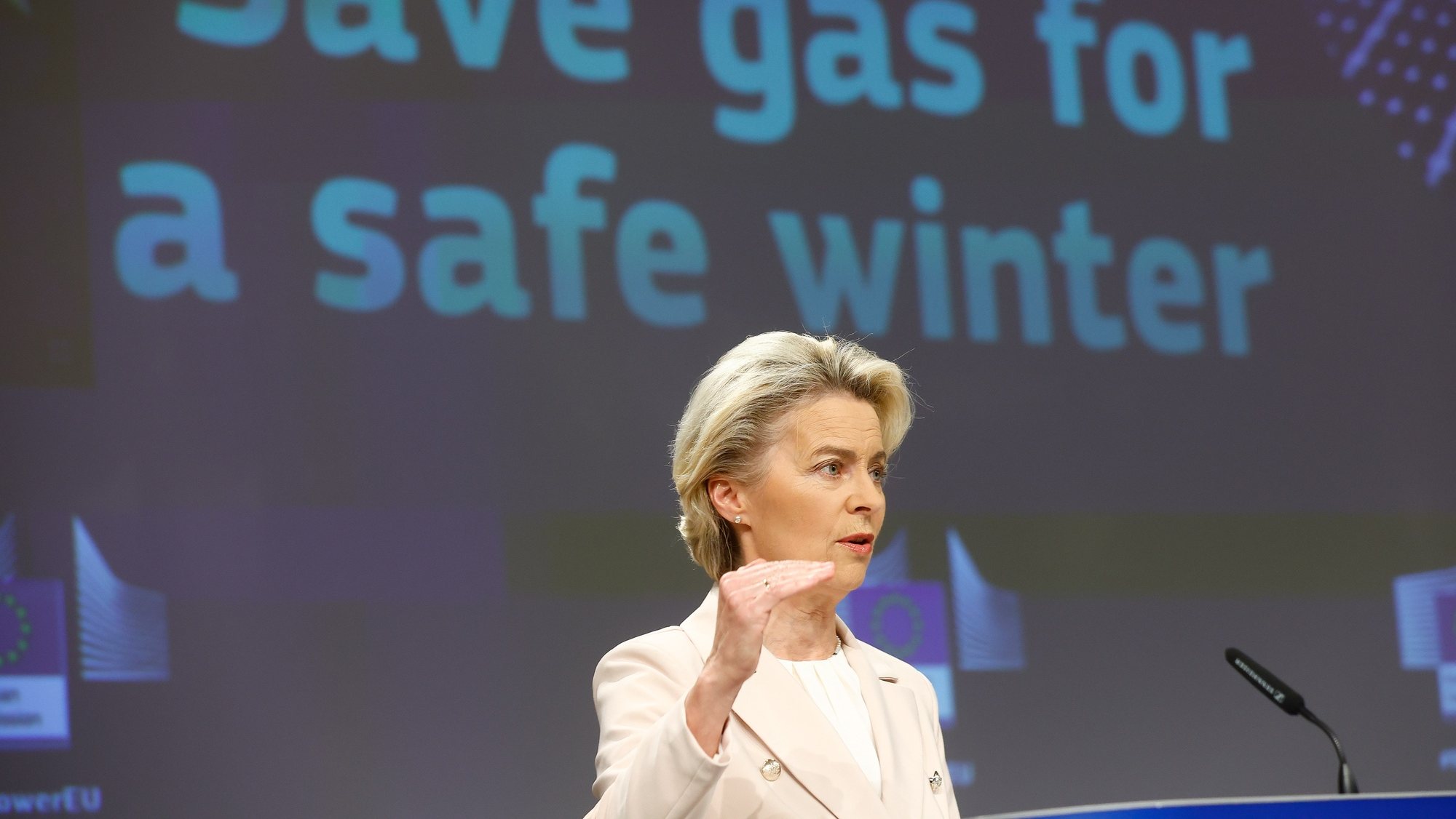epa10081678 European Commission President Ursula von der Leyen attends a press conference on the &#039;Save gas for safe winter&#039; pacakge at the European Commission in Brussels, Belgium, 20 July 2022.  EPA/STEPHANIE LECOCQ