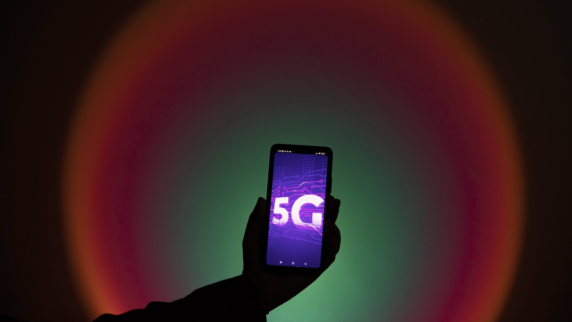 epa10054968 A person holds a cell phone with an image of the new 5G technology, in Brasilia, Brazil, 06 July 2022. The fifth generation of mobile internet (5G) is activated this Wednesday in Brazil. Brasilia will be the first city in the country to have the technology. According to the National Telecommunications Agency (Anatel), the service will be available in 80 percent of the capital, but the technology will only work on the latest generation of cell phones. The next cities to receive the 5G signal will be Sao Paulo, Belo Horizonte and Porto Alegre.  EPA/JoÃ©dson Alves